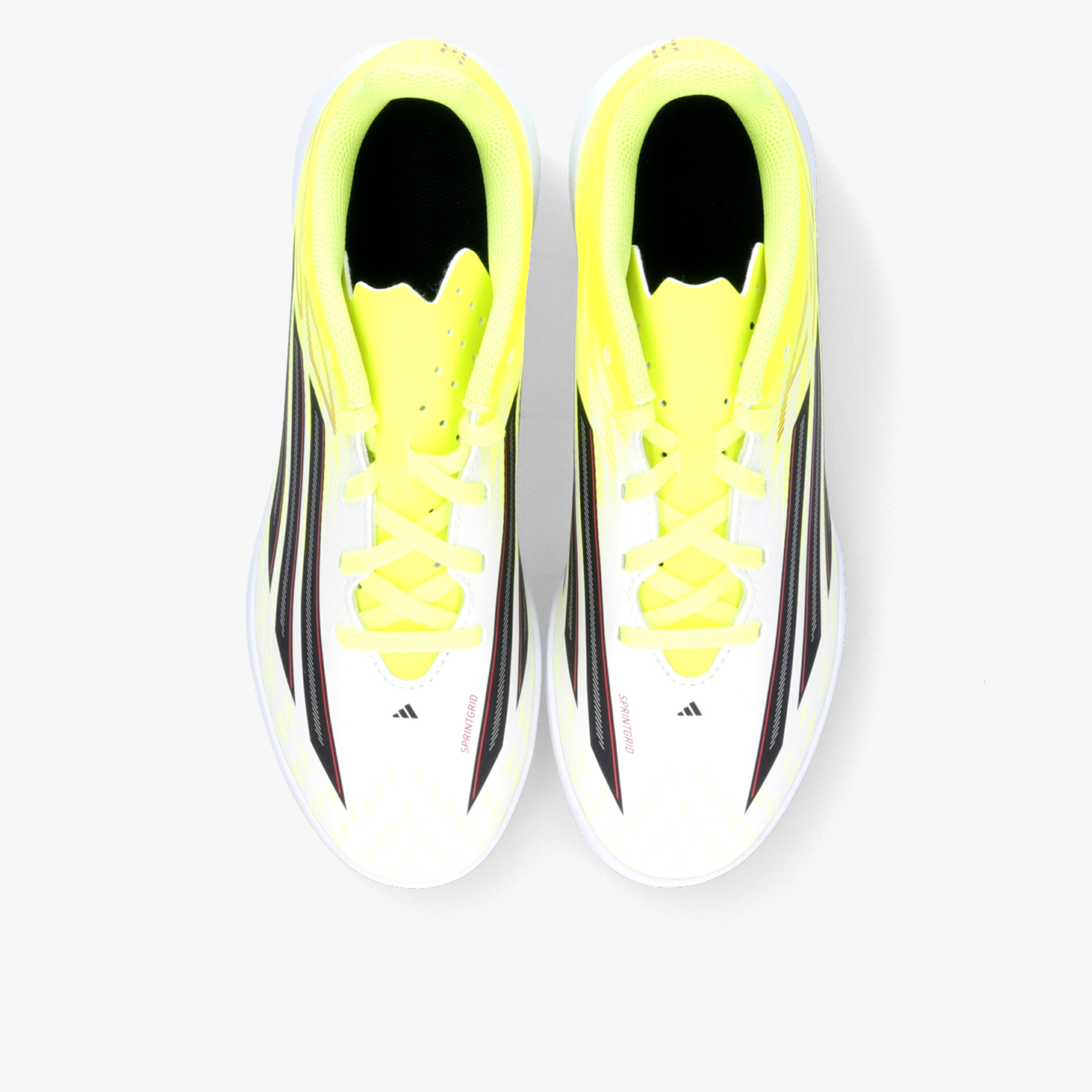 Leichte weiße Sportschuhe mit leuchtend gelben Akzenten und dynamischen Streifen. Komfortabel und modern.