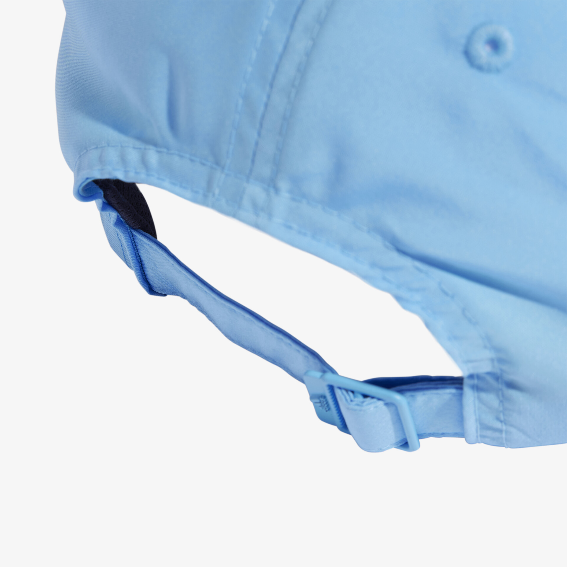 Hellblaue Basecap mit verstellbarem Schnallenverschluss für perfekten Sitz und hohen Komfort.