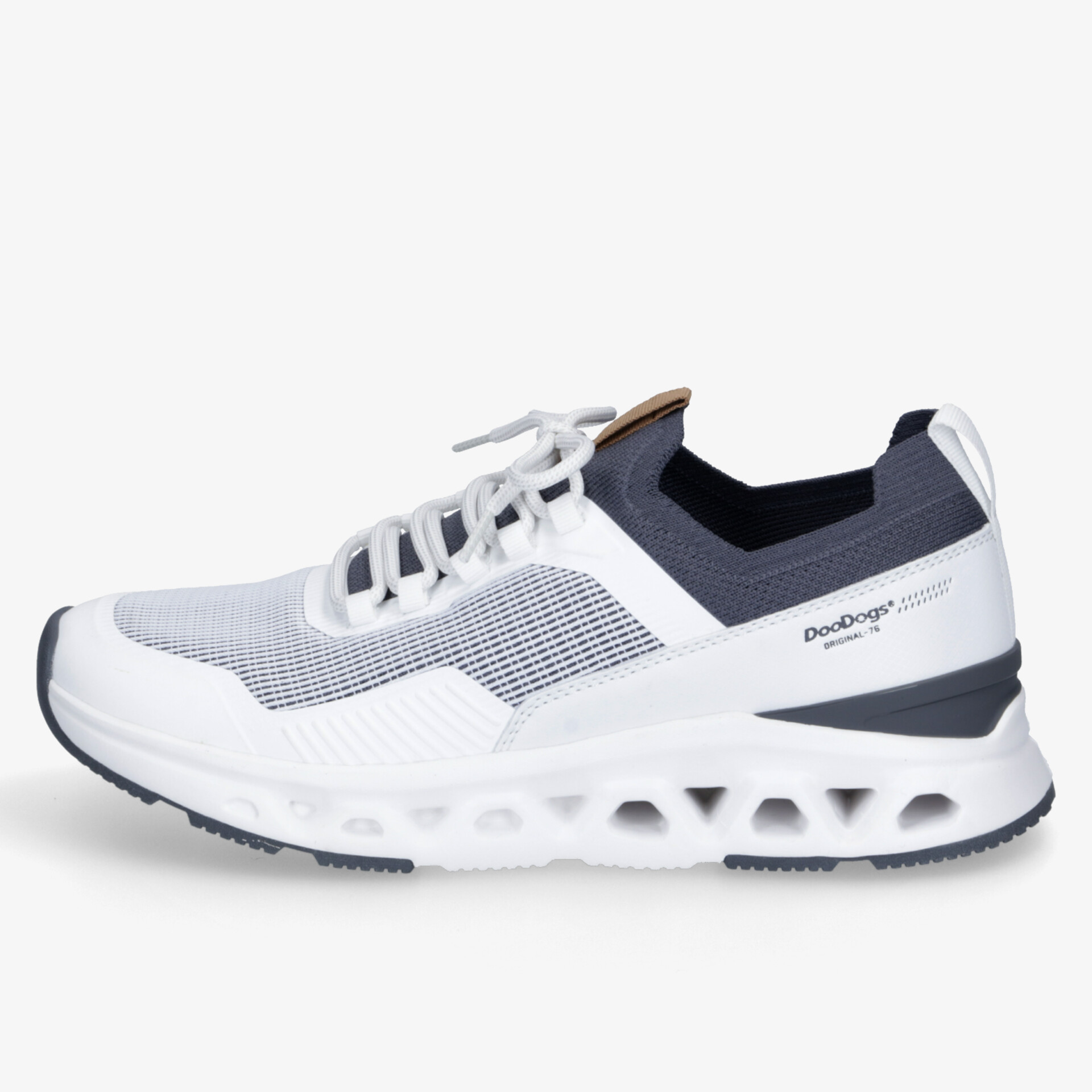 Moderner weißer Sneaker mit atmungsaktivem Material und flexibler Sohle für hohen Tragekomfort