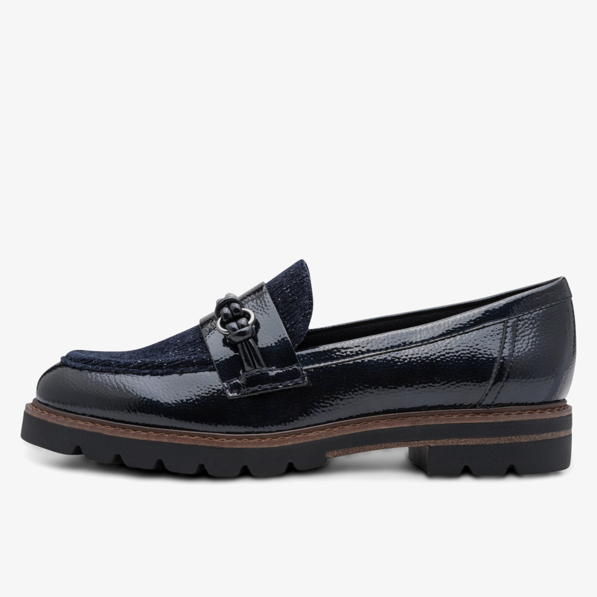 Eleganter Loafer aus dunklem Lackleder mit profilierter Sohle und modischem Schnallenakzent, seitliche Ansicht