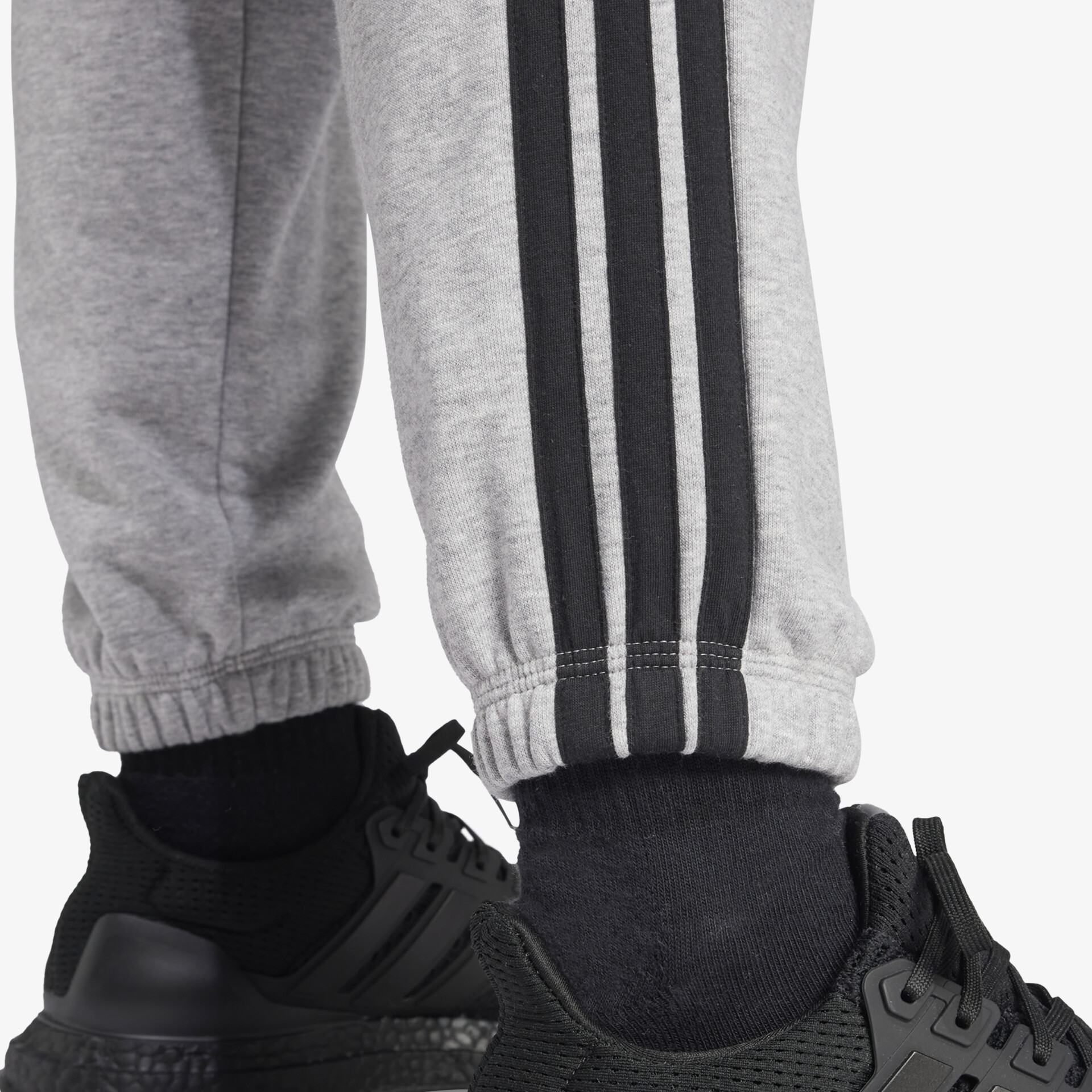 Sportliche schwarze Sneaker mit schnürung und flexibler Sohle, bequem und leicht getragen