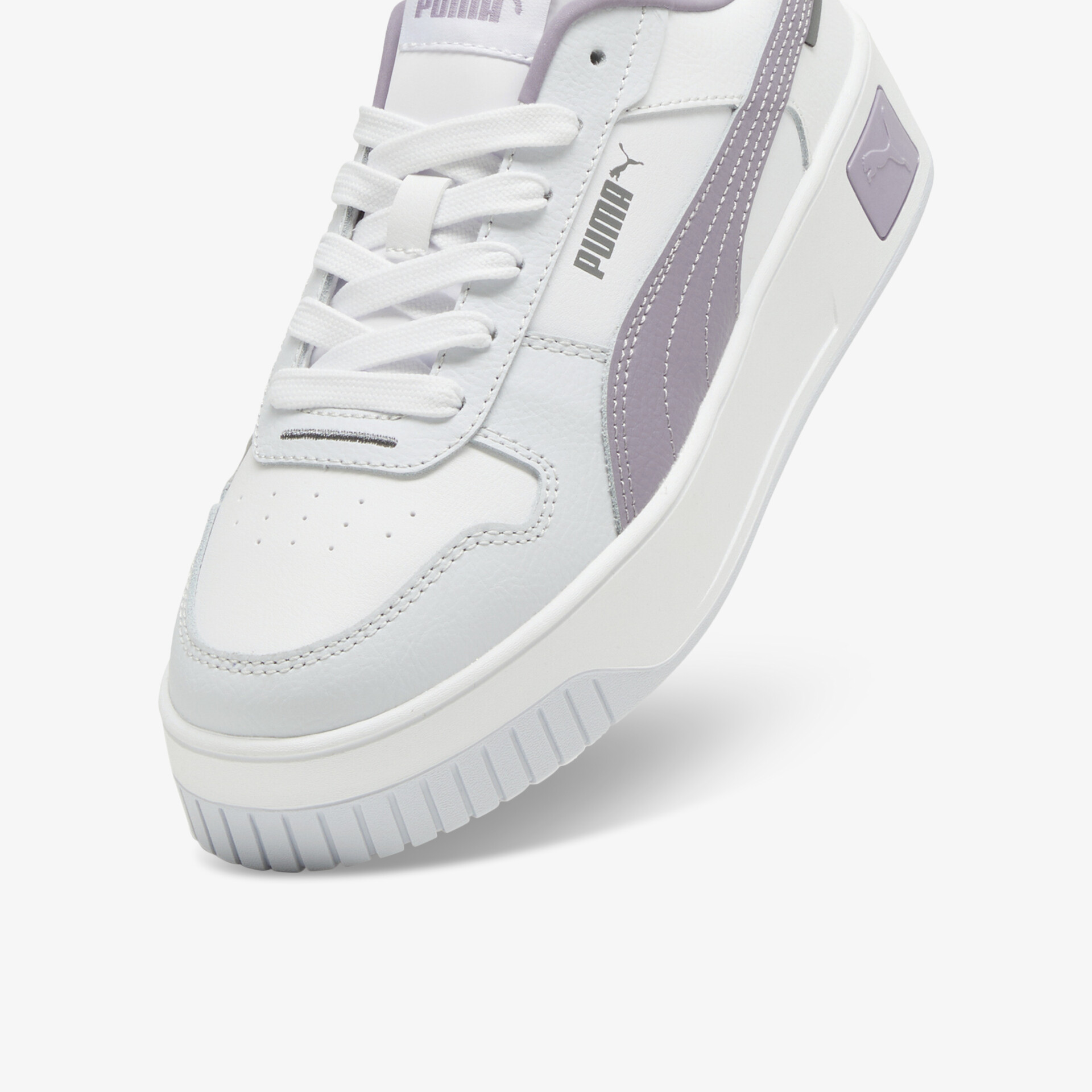 Moderner weißer Sneaker mit ergonomischer Polsterung, strapazierfähigem Material und leicht profilierter Sohle