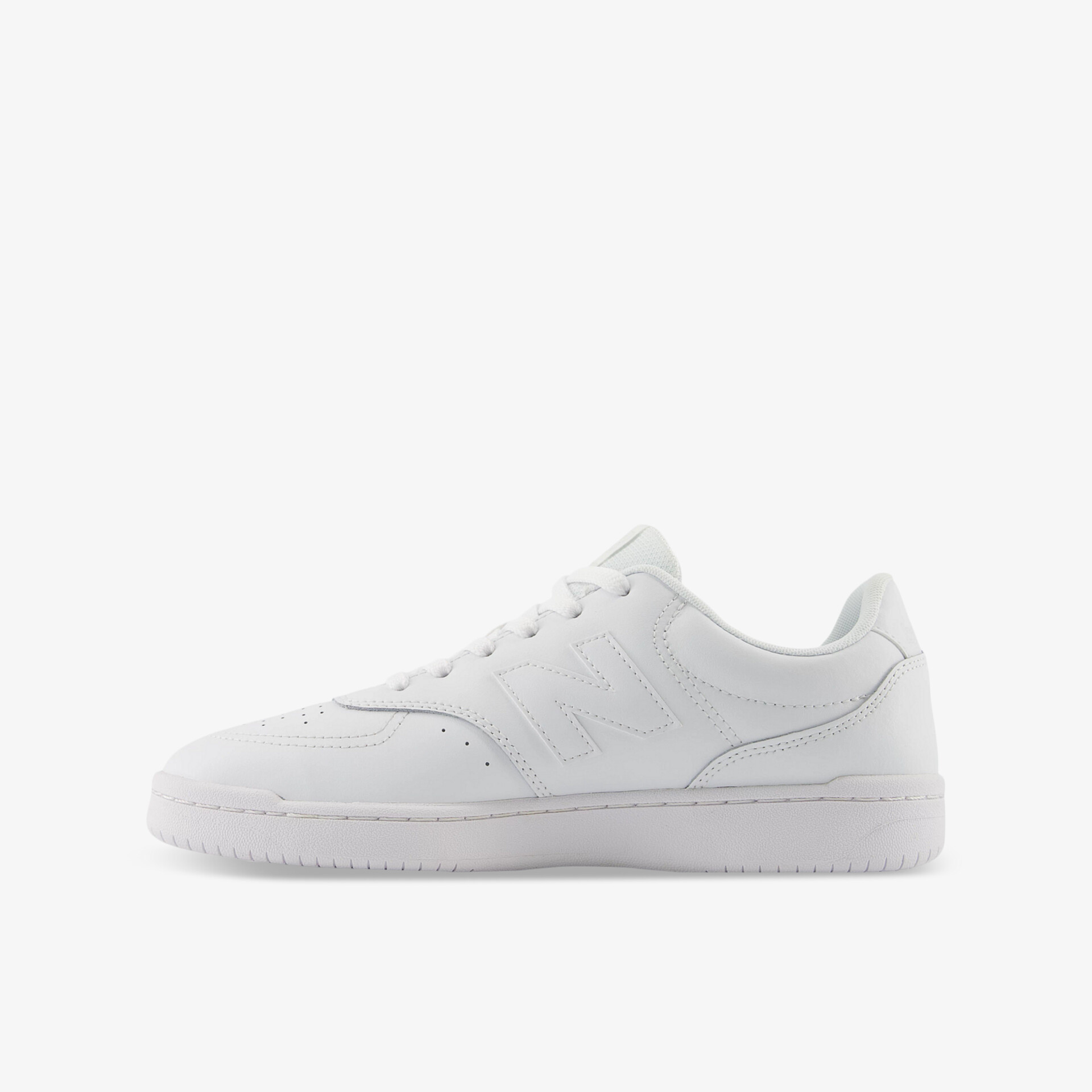 Weißer Sneaker in klarer Seitenansicht mit bequemem, sportlich elegantem Design und leichter Sohle