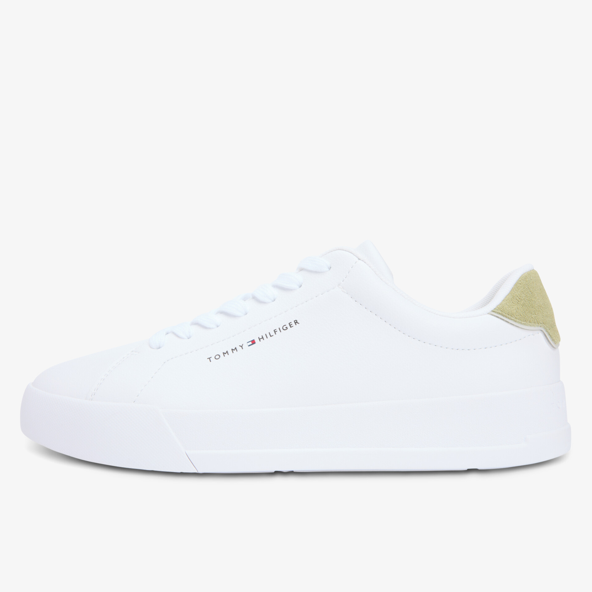 Weiße Sneaker mit dezentem Logo und farblich abgesetztem Fersenbereich.