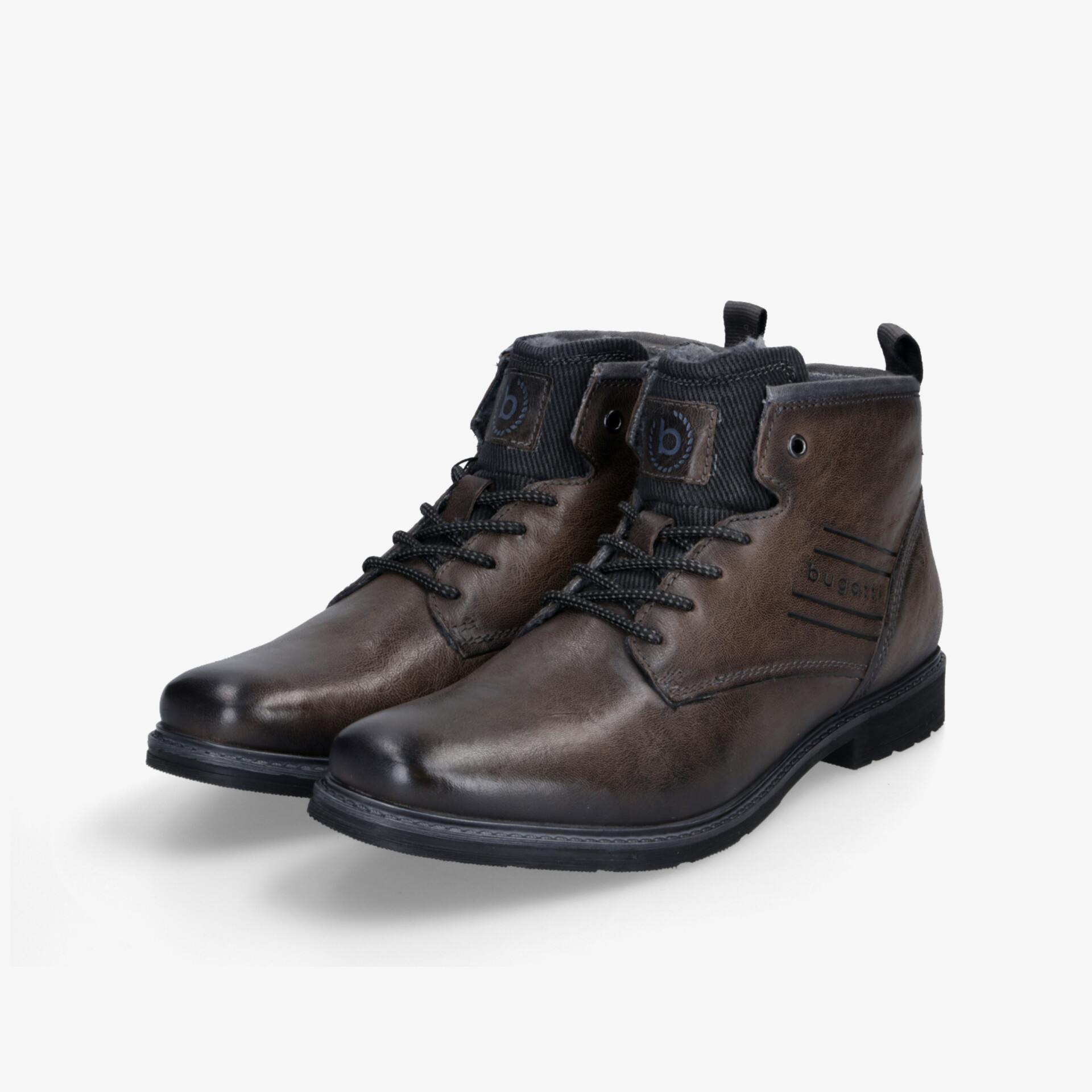 Elegantes Paar brauner Schnürstiefel aus hochwertigem Material mit robusten Sohlen und komfortabler Passform