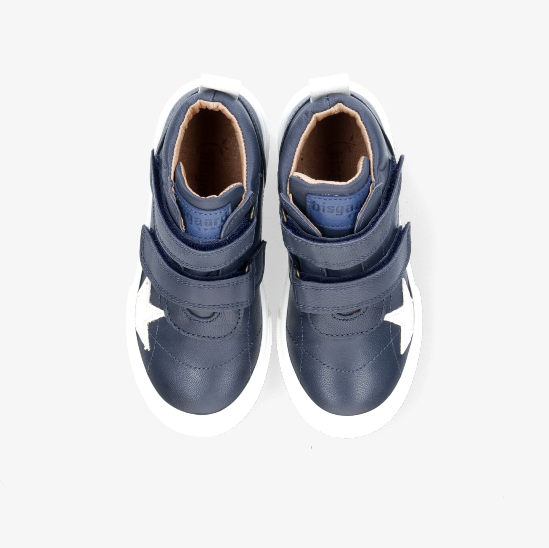 Blaue Schuhe mit Klettverschluss, robuster Look, perfekt für den Alltag geeignet, von oben sichtbar.