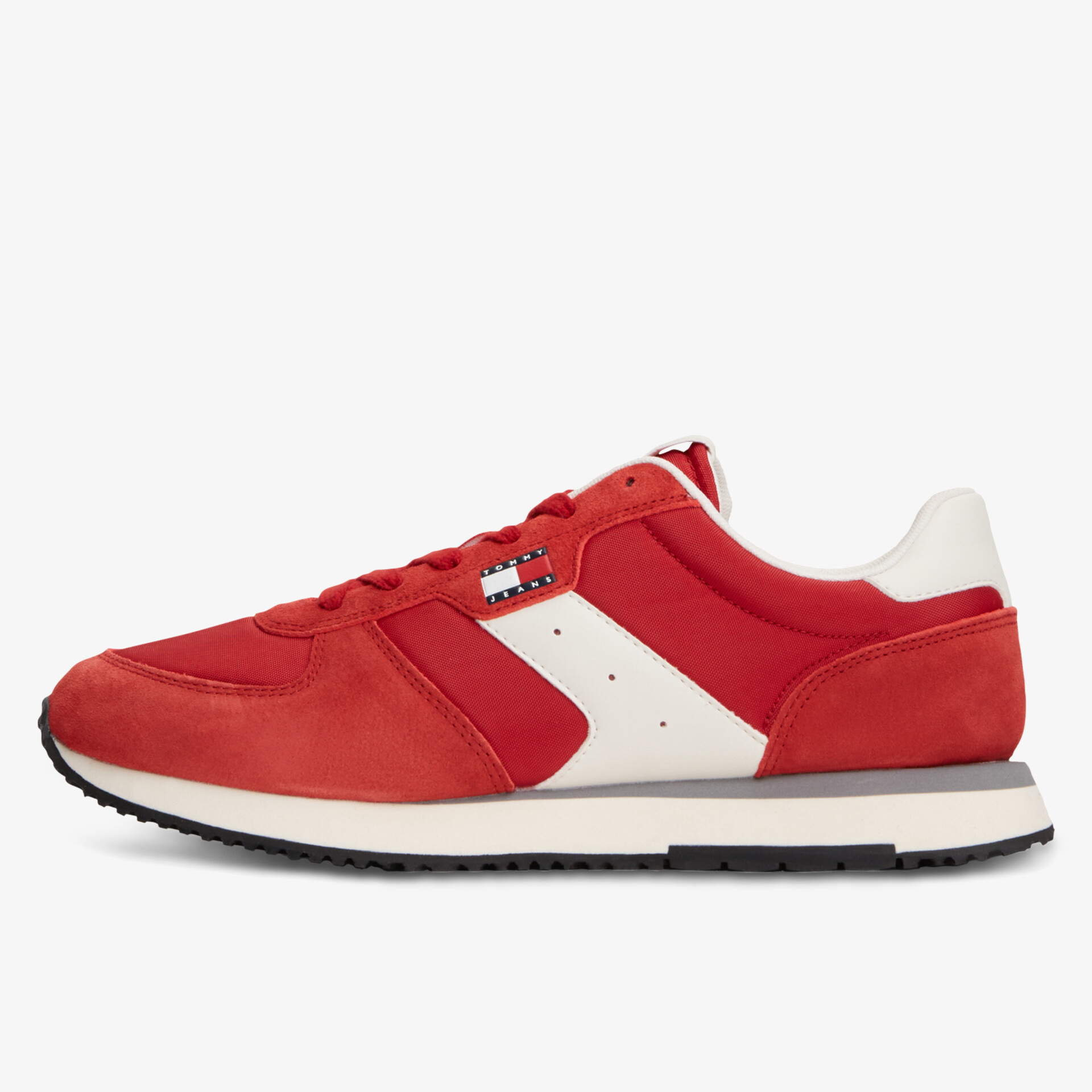 Sportlicher roter Sneaker in klarer seitlicher Ansicht mit weißem Akzent für modernen Freizeitlook