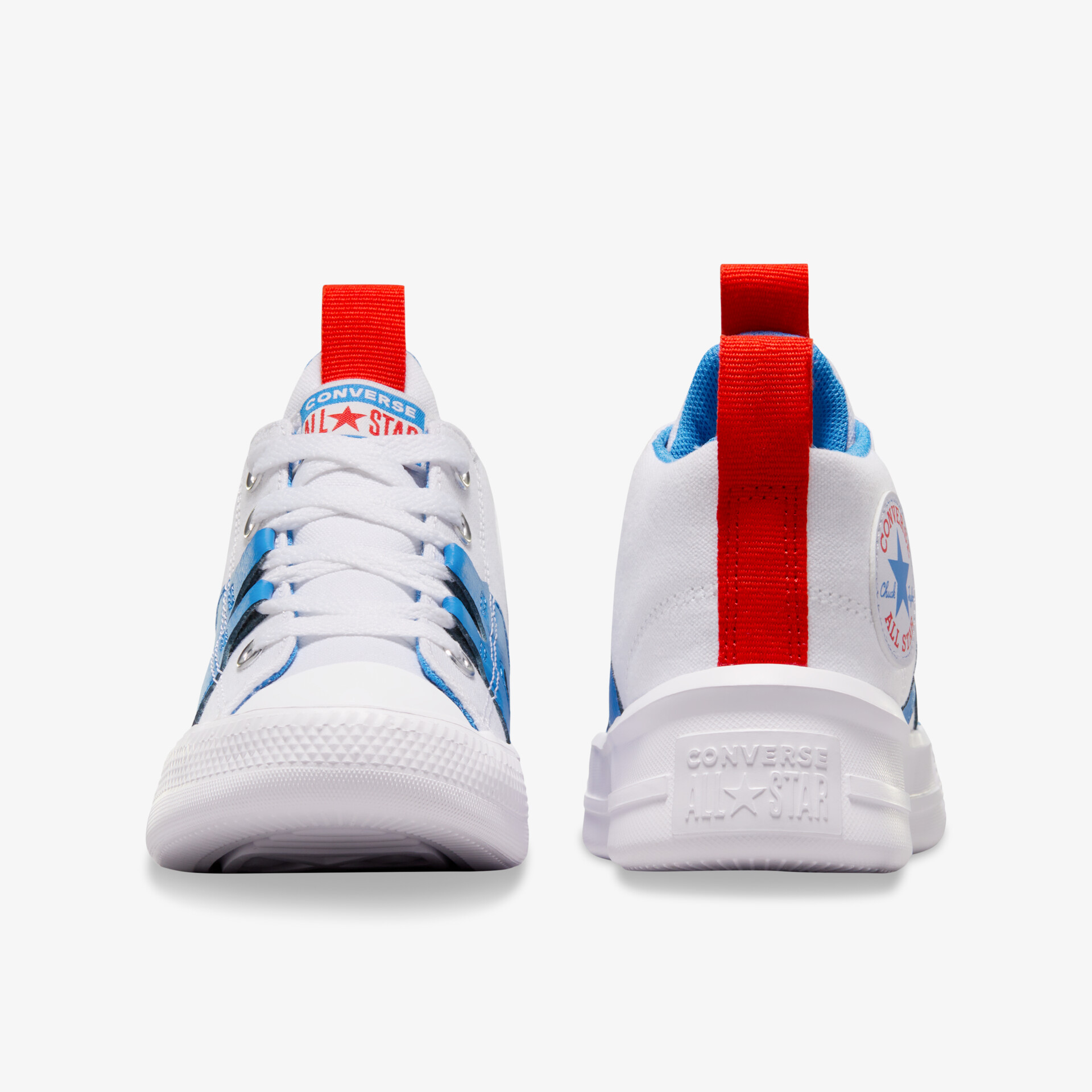 Moderner Sneaker mit bequemer Passform und farbigem Fersenriegel in Front- und Rückansicht