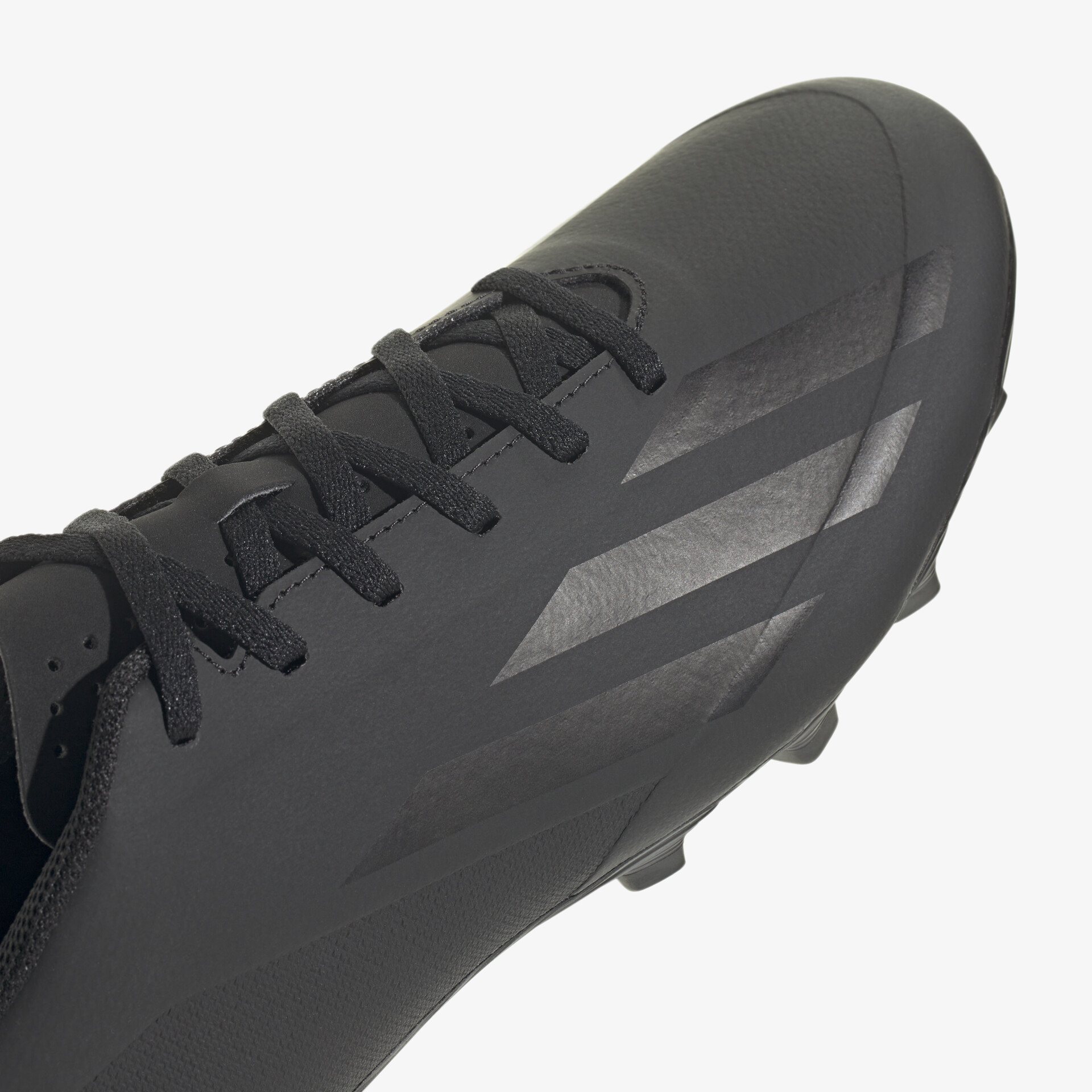 Hochwertiger schwarzer Fußballschuh mit modernem Design für perfekten Komfort und Flexibilität auf dem Spielfeld.