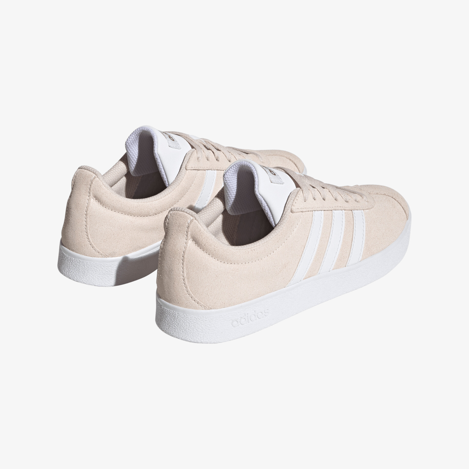 Beige Sneaker mit klassischem Design und gezackten weißen Streifen, ideal für sportliche und lässige Outfits.