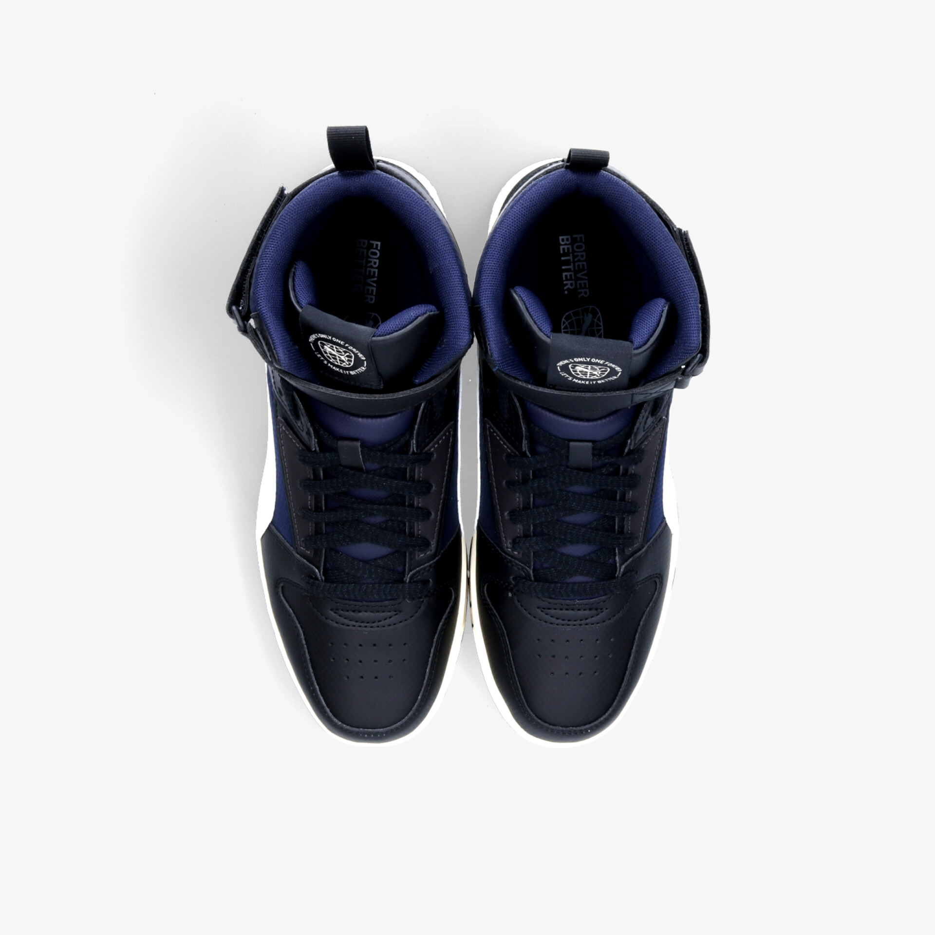 Hochwertige dunkle Sneaker als Paar in Draufsicht mit gepolstertem Schaft und robuster, rutschfester Sohle