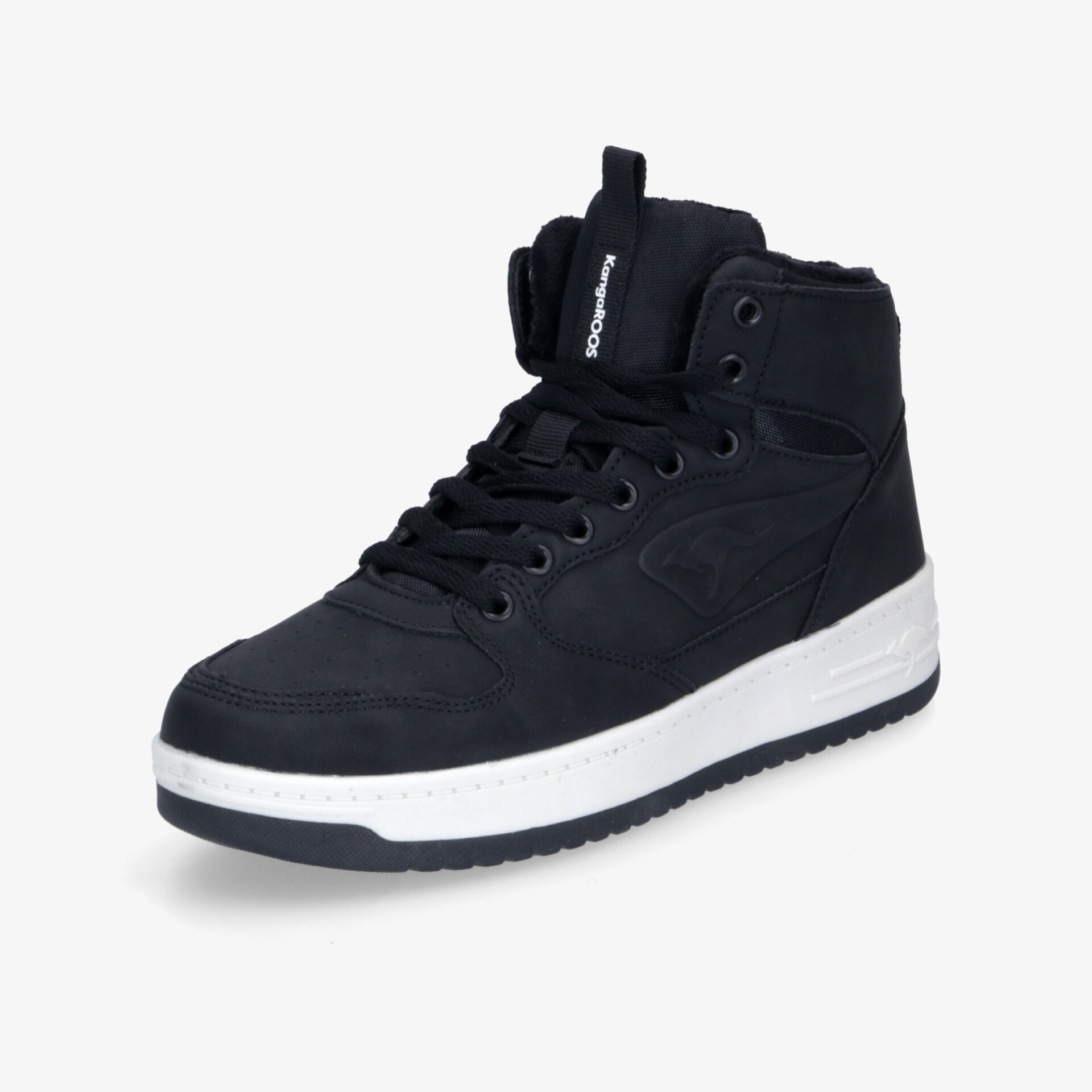 Schwarzer hoher Sneaker mit weißer Sohle, sportliches Design und bequeme Passform in seitlicher Ansicht