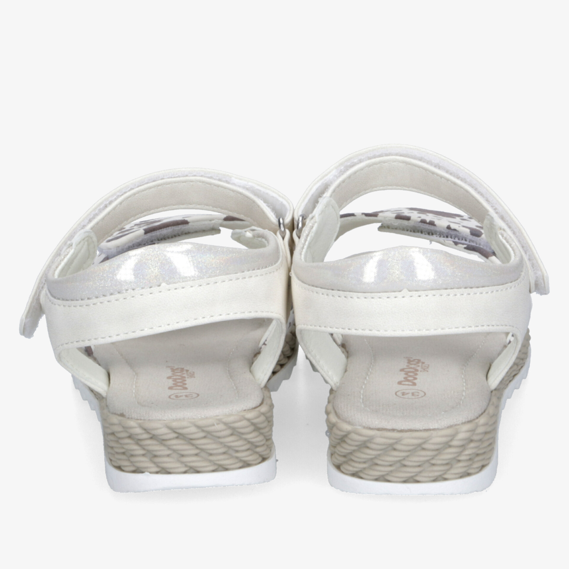 Rückansicht von weißen Sandalen mit verstellbaren Riemen und gepolstertem Fersenbereich für optimalen Tragekomfort