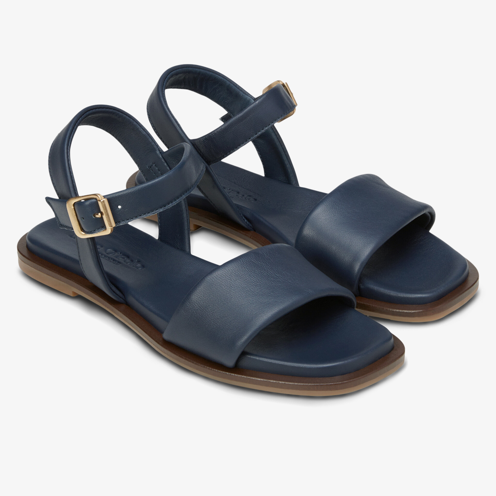 Moderne blaue Riemensandalen mit verstellbarem Verschluss und flacher Sohle für bequemes Tragen