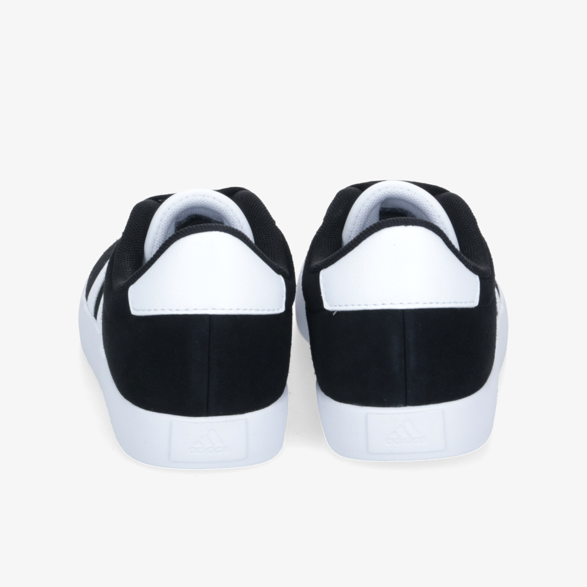 Schwarze und weiße Sportschuhe mit gepolstertem Kragen und rutschfester Sohle, bequem und strapazierfähig