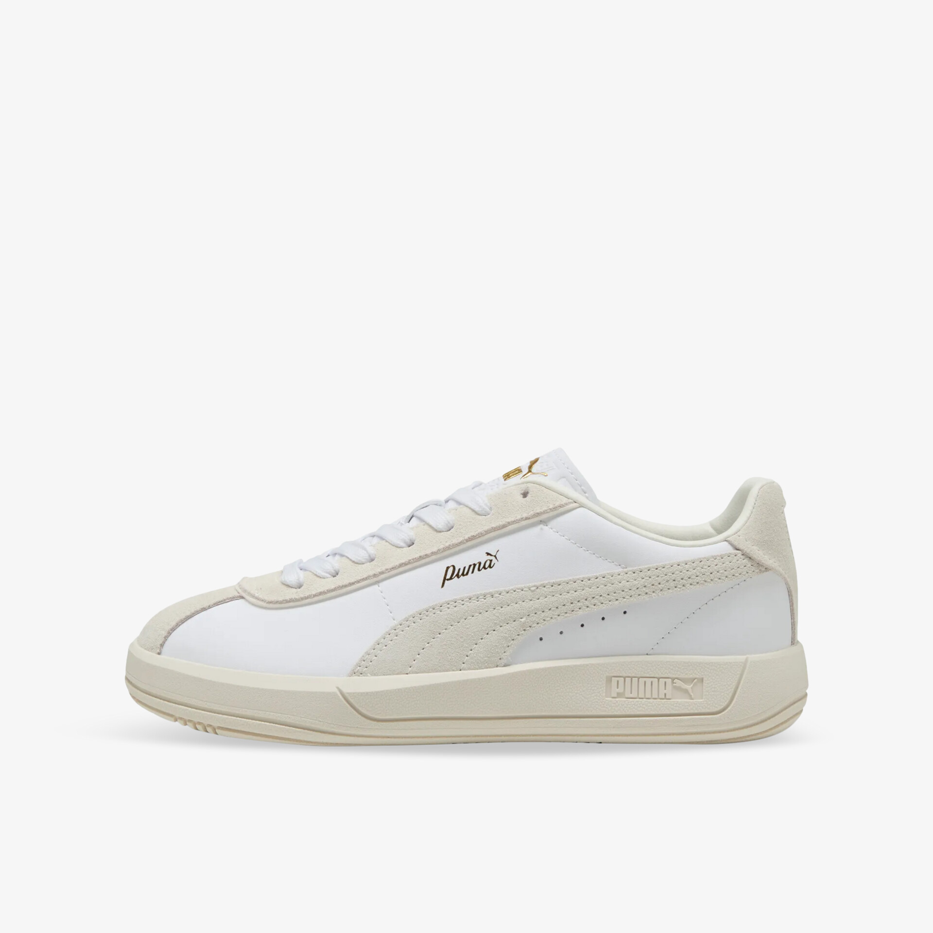 Sportlicher weißer Sneaker in seitlicher Ansicht mit langlebiger Sohle und bequemer Passform