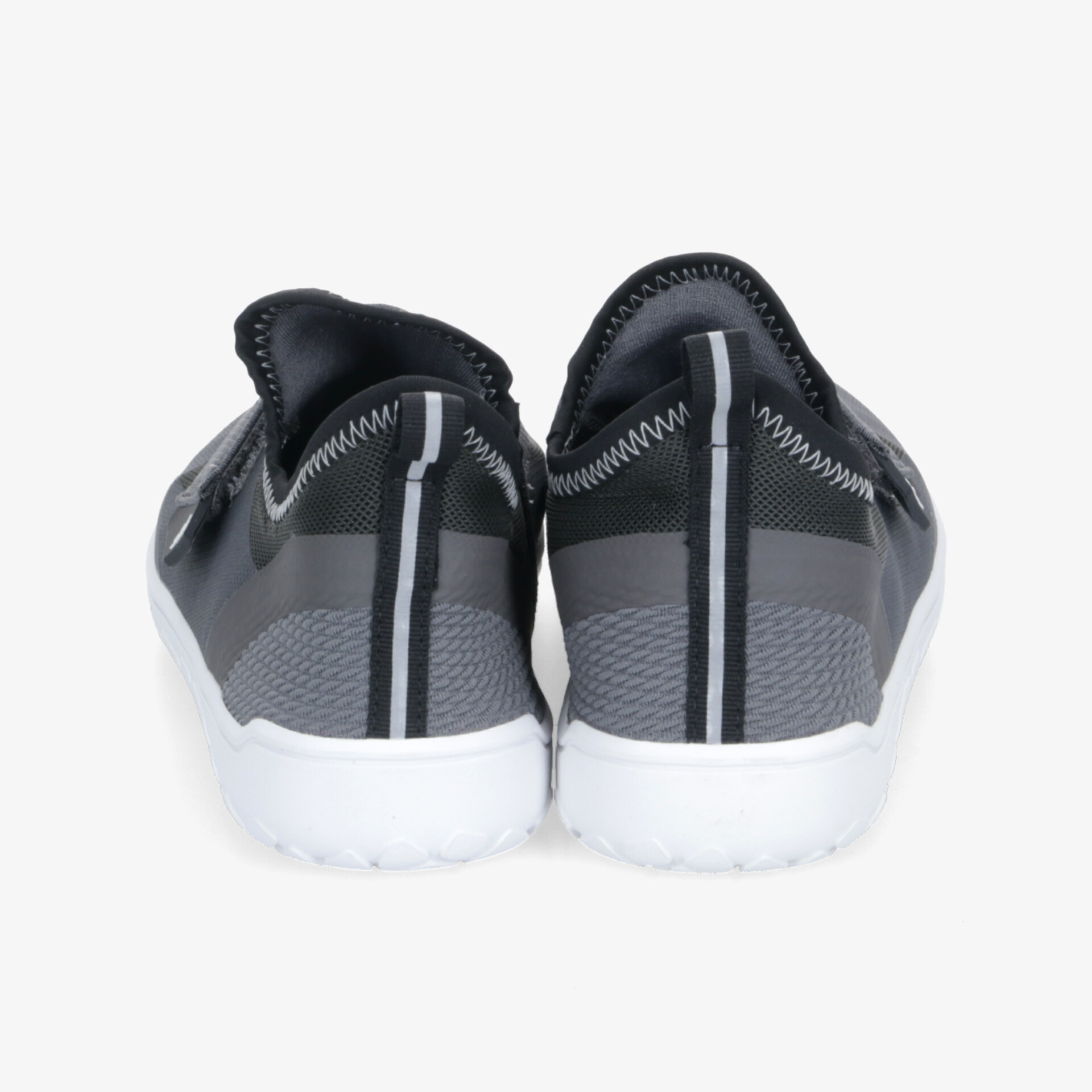 Leichte und flexible Sportschuhe mit atmungsaktivem Material und rutschfester Sohle, Rückenansicht.