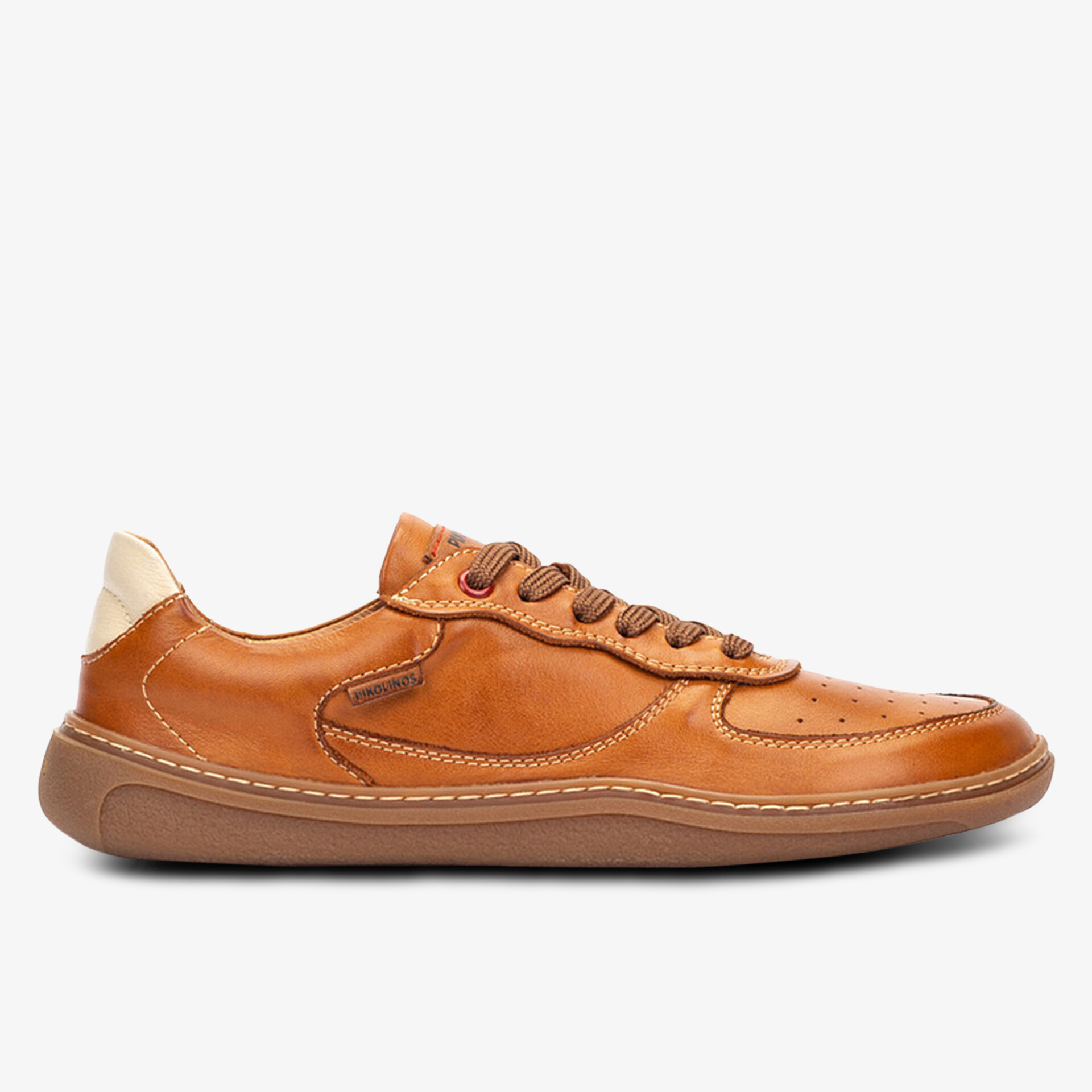 Seitliche Ansicht eines sportlichen, bequemen und modischen braunen Ledersneakers mit flexibler Sohle