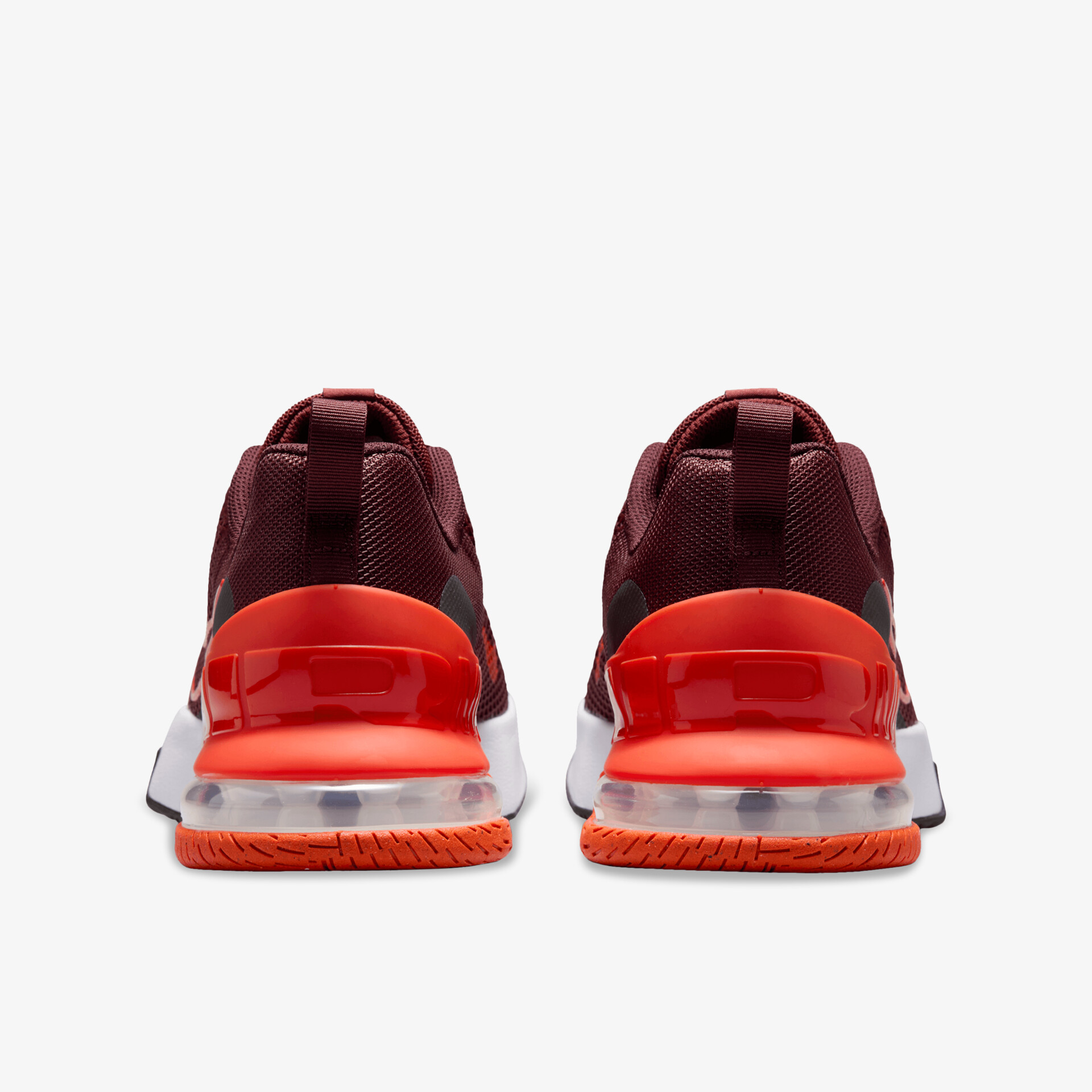 Rückansicht von roten Sportschuhen mit silbernen Akzenten und griffiger roter Sohle, komfortabel und robust