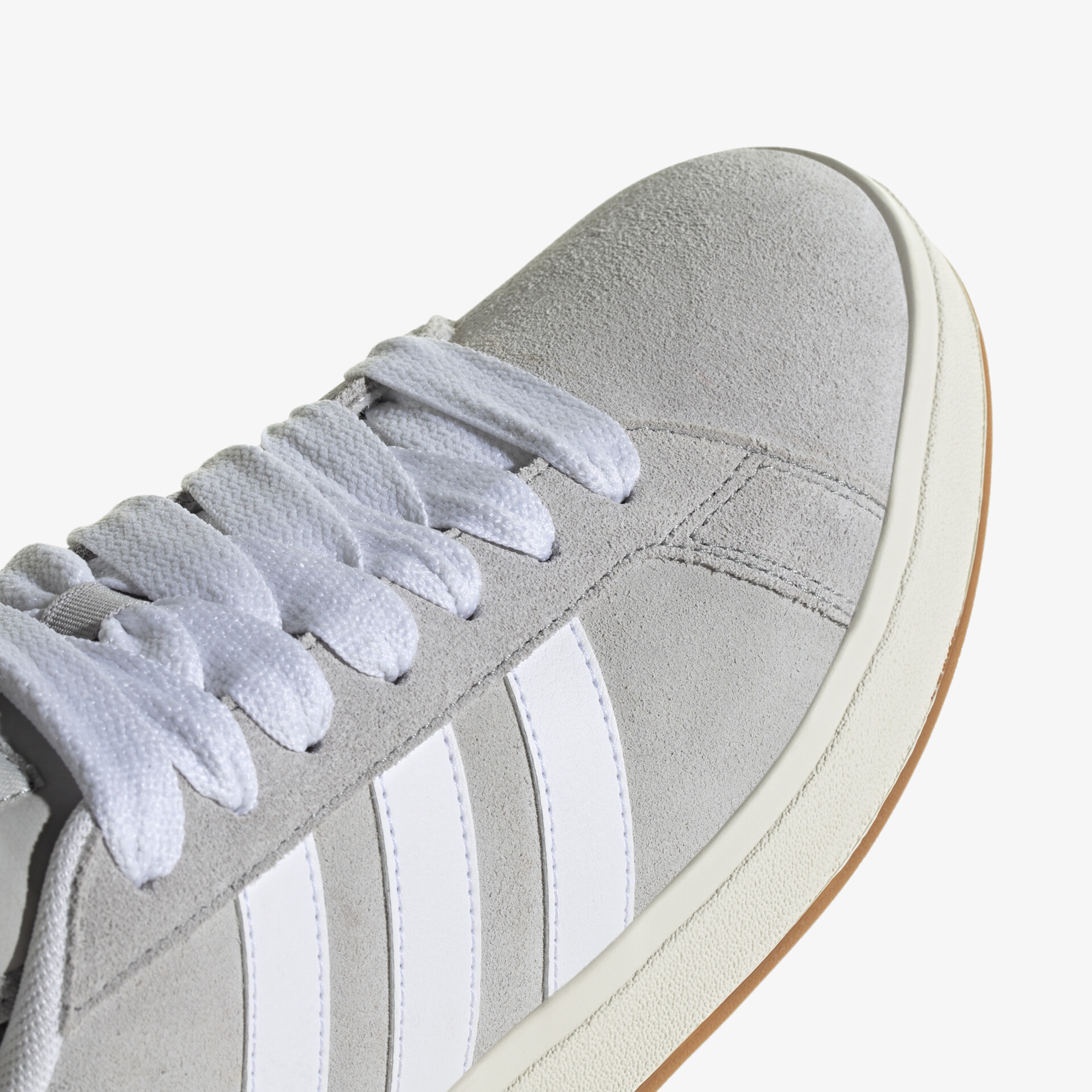 Detailansicht grauer Sneaker mit weißen Streifen und bequemer Schnürung, hochwertiges Material sichtbar