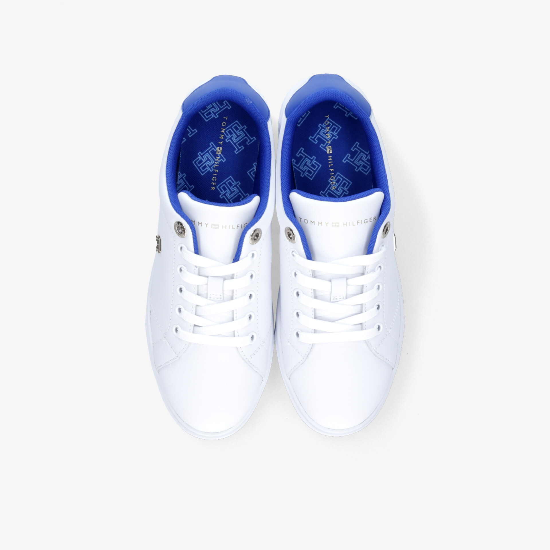 Weiße Sneaker mit blauem Innenfutter und Schnürung, bequem und modisch, sportlicher Look