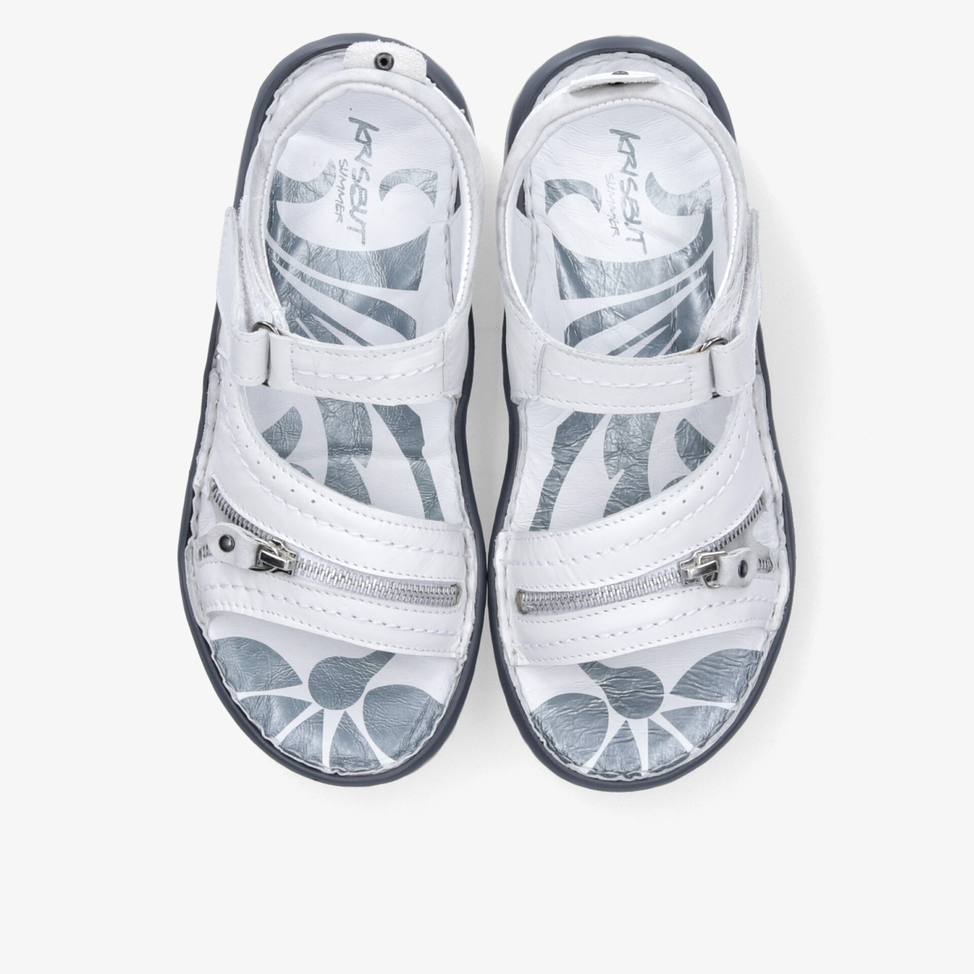 Weißes Paar Sportsandalen mit verstellbaren Riemen und rutschfester Sohle, bequem und leicht für den Sommer