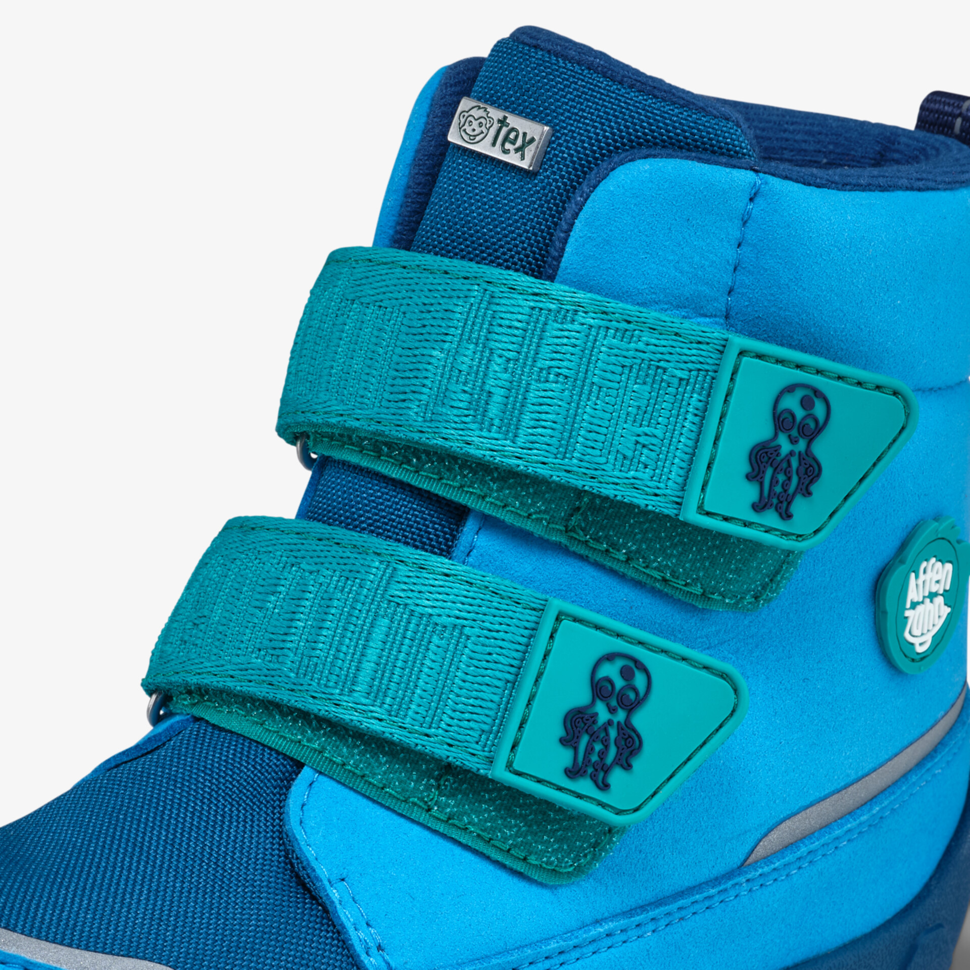 robuster blauer Outdoor-Schuh mit zwei Klettverschlüssen für sicheren Halt und wärmende Isolation