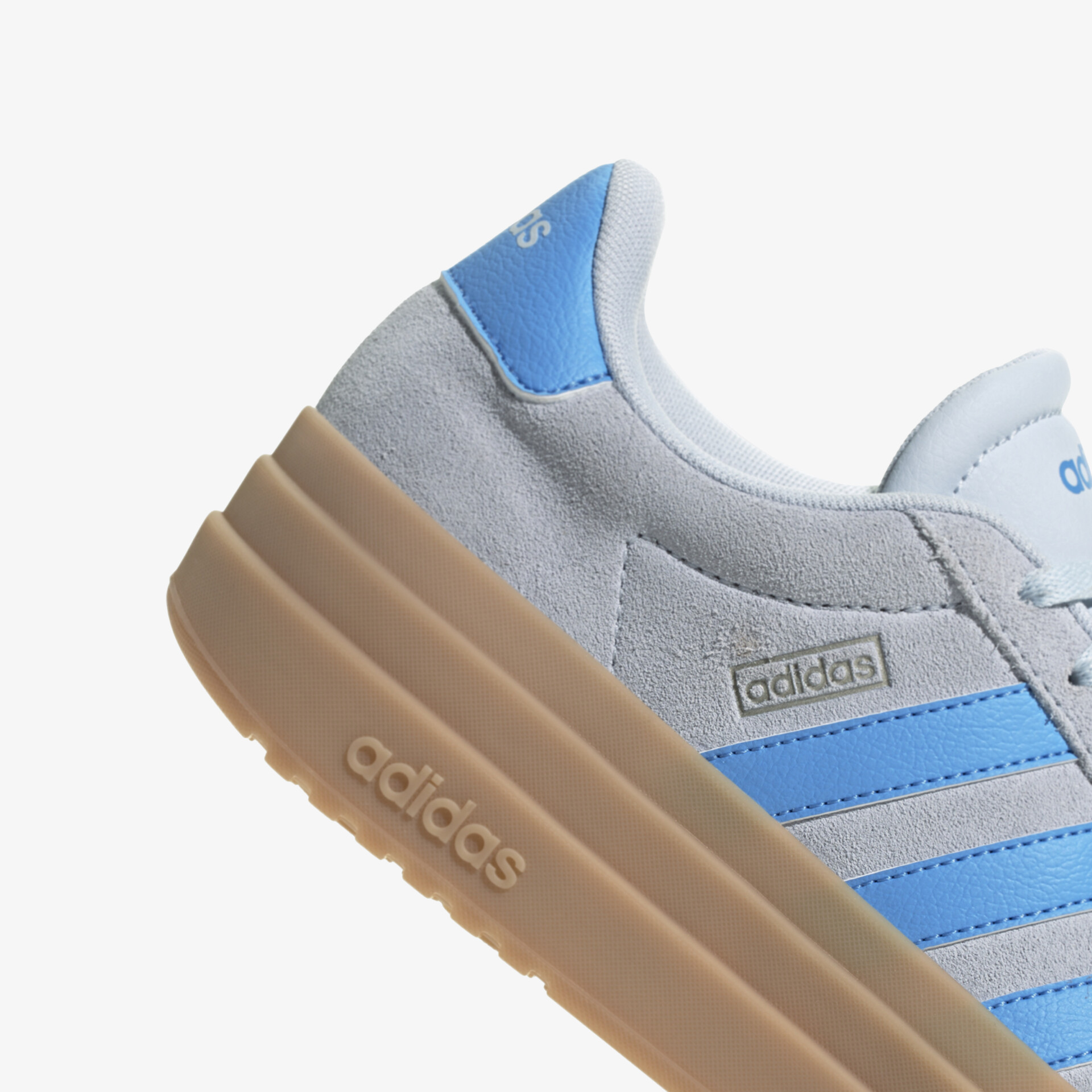 Nahaufnahme des Adidas Sneaker mit robustem Obermaterial und stabiler brauner Sohle für optimalen Halt