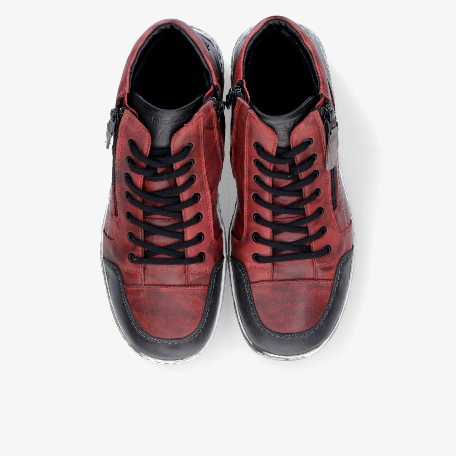 Paar rote Sneaker aus robustem Material mit Schwarzer Schnürung, bequeme Passform, sportlicher Stil