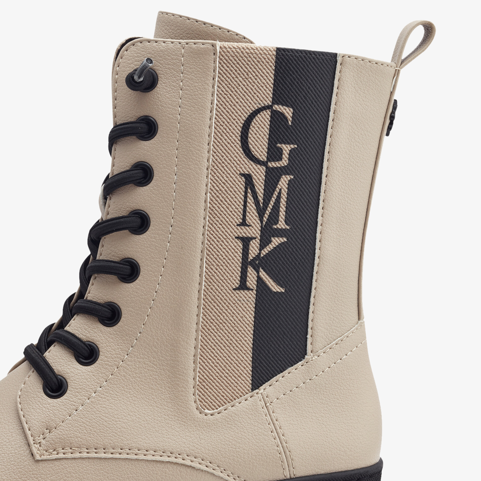 Beiger robuster Stiefel mit Schnürung und Reißverschluss, modernes Design mit kontrastierendem GMK Logo.