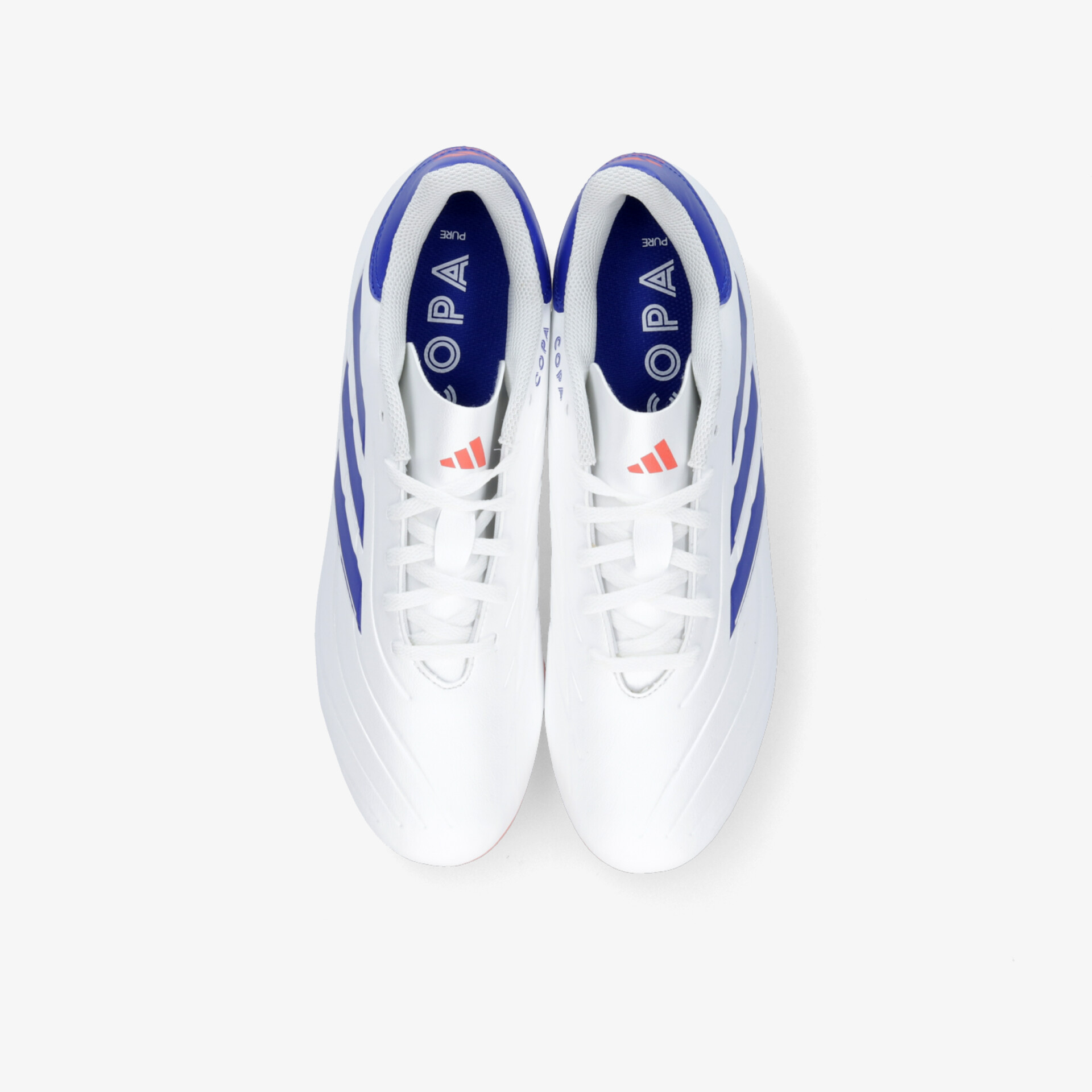 Leichte weiße Sportschuhe mit schnürsenkeln und markenlogo, komfortabel und sportlich gestaltet, obere Draufsicht