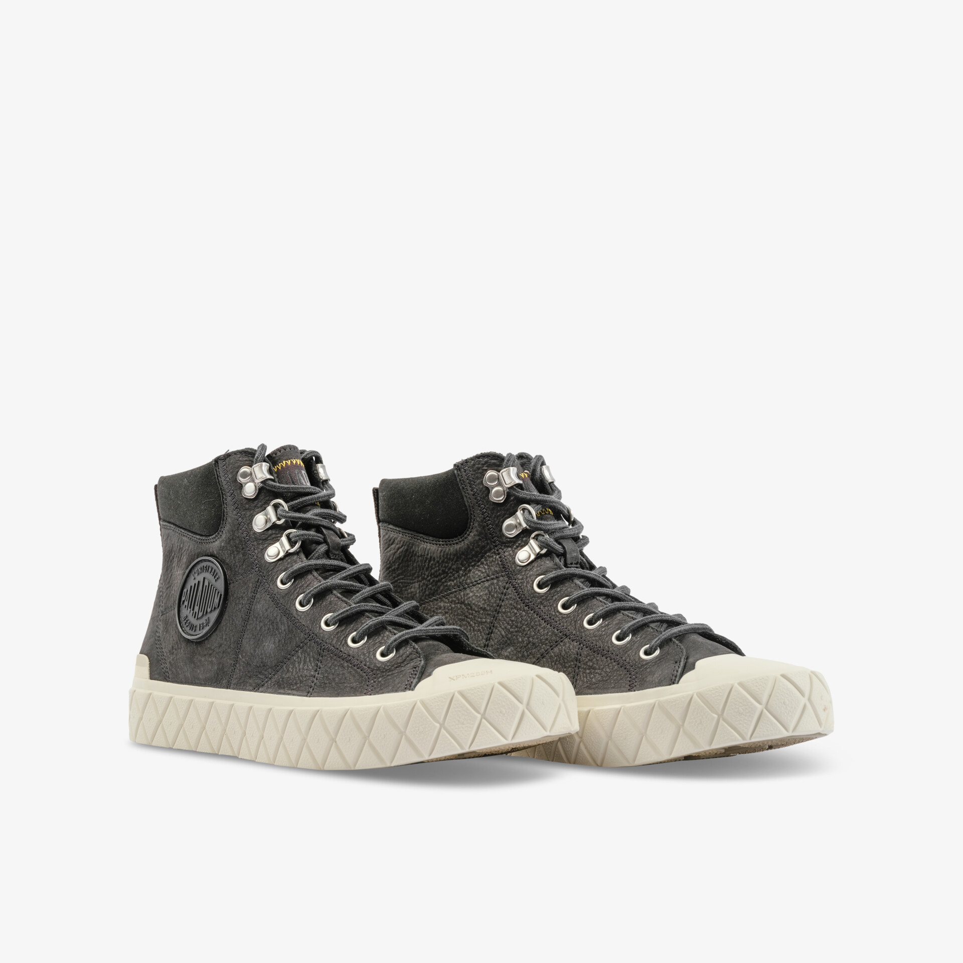 Elegante High-Top-Sneaker mit robustem Design und bequemer Passform für einen modernen Look.