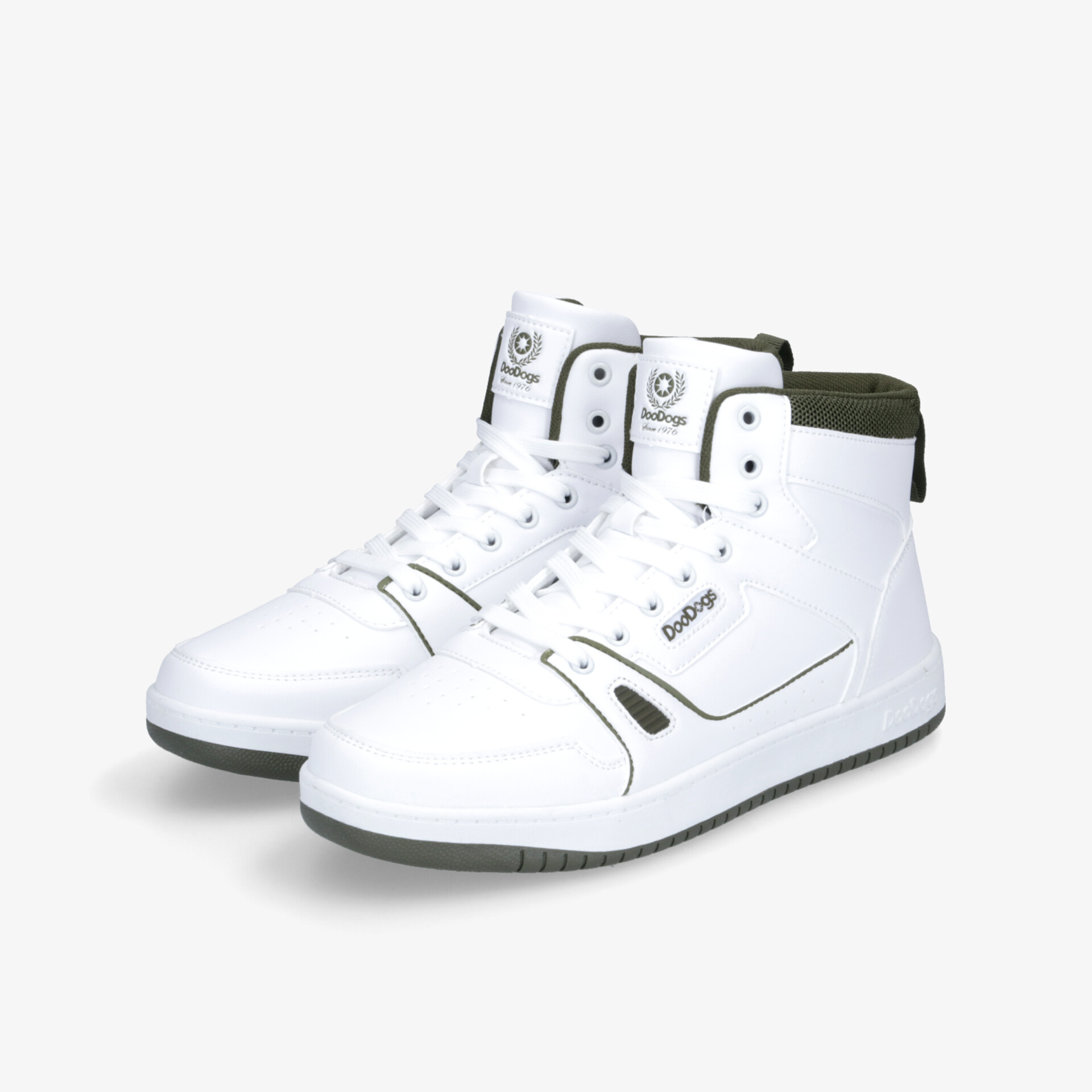 Weißer hoher Sneaker mit Schnürsenkeln, sportlichem Design und bequemer Passform in schräger Vorderansicht