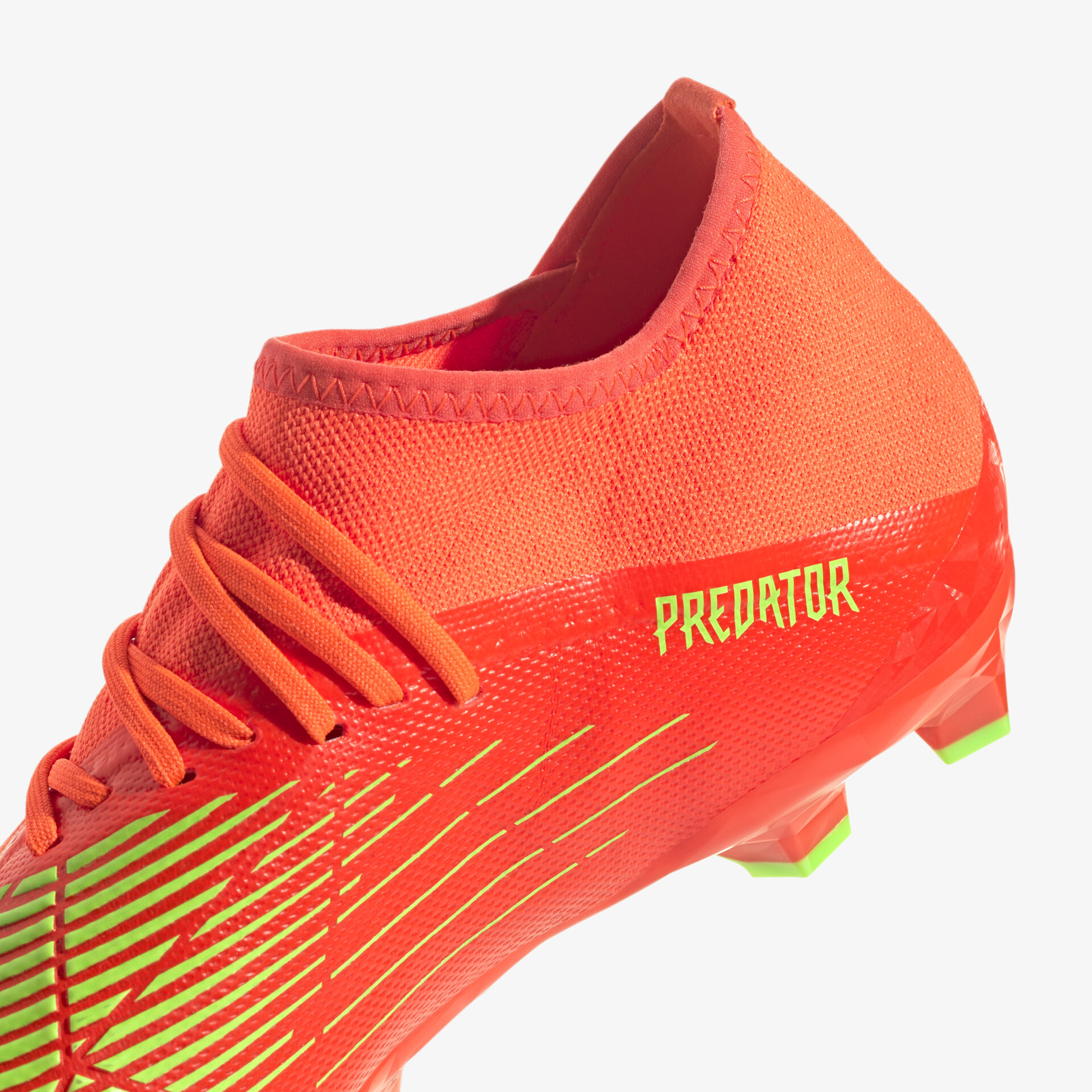 Moderner Fußballschuh mit leuchtendem Design, optimalem Grip und innovativem Schnürsystem für hohe Agilität.