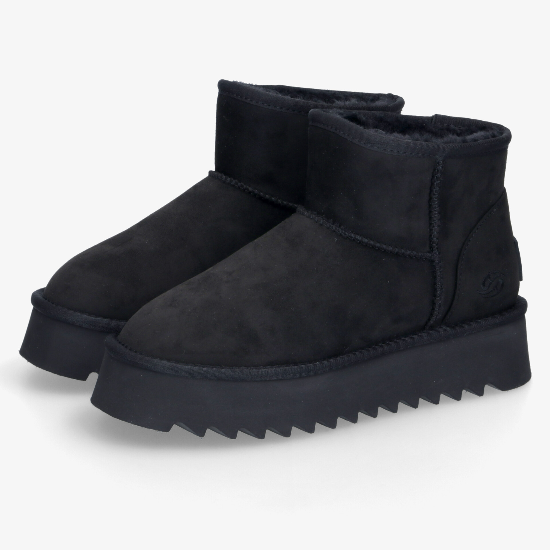 Schwarze warme Stiefel mit robuster, profilierter Sohle und bequemer Passform in schräger Frontansicht