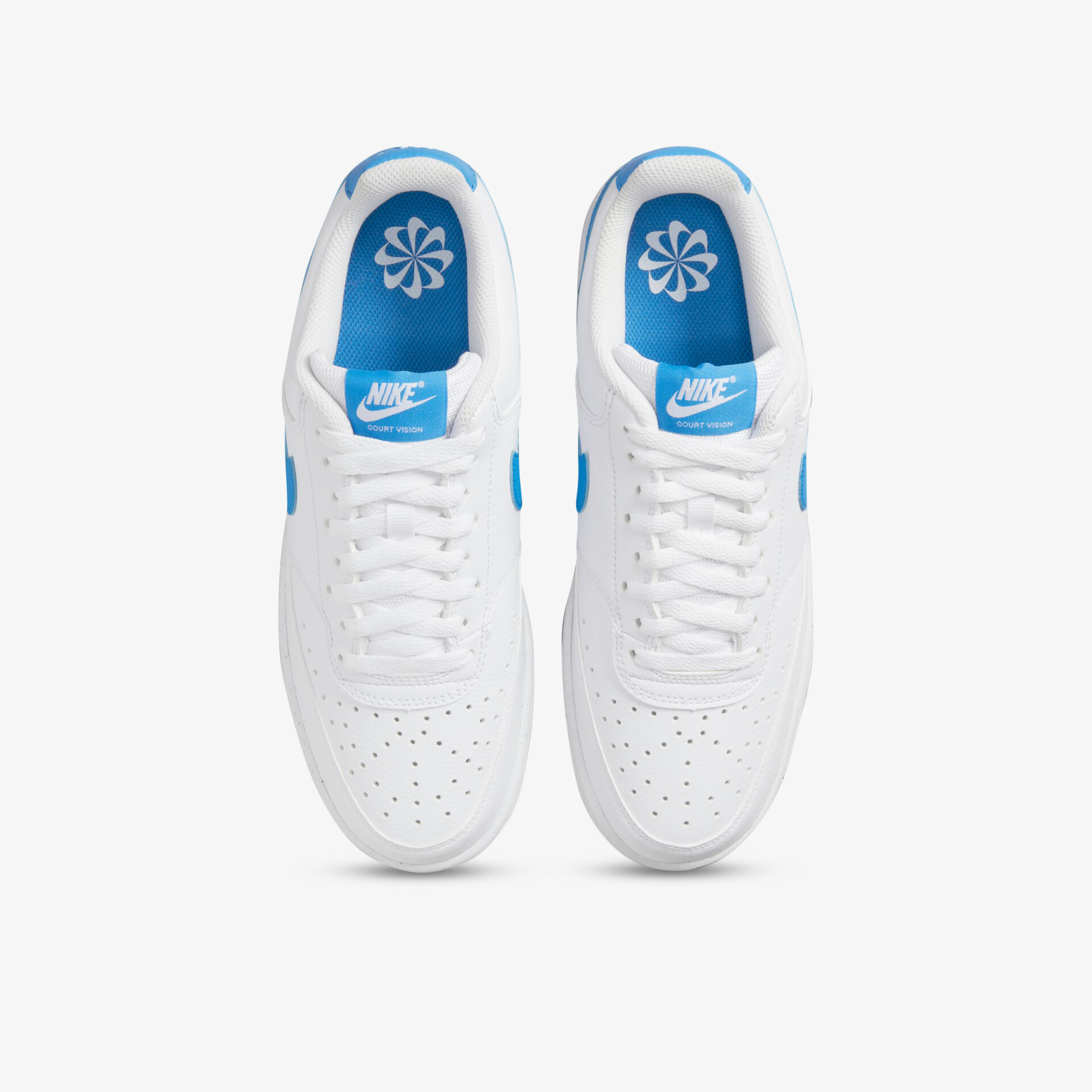 Weiße Sneaker mit blauen Akzenten und perforiertem Design, ideal für sportlichen und modernen Look.