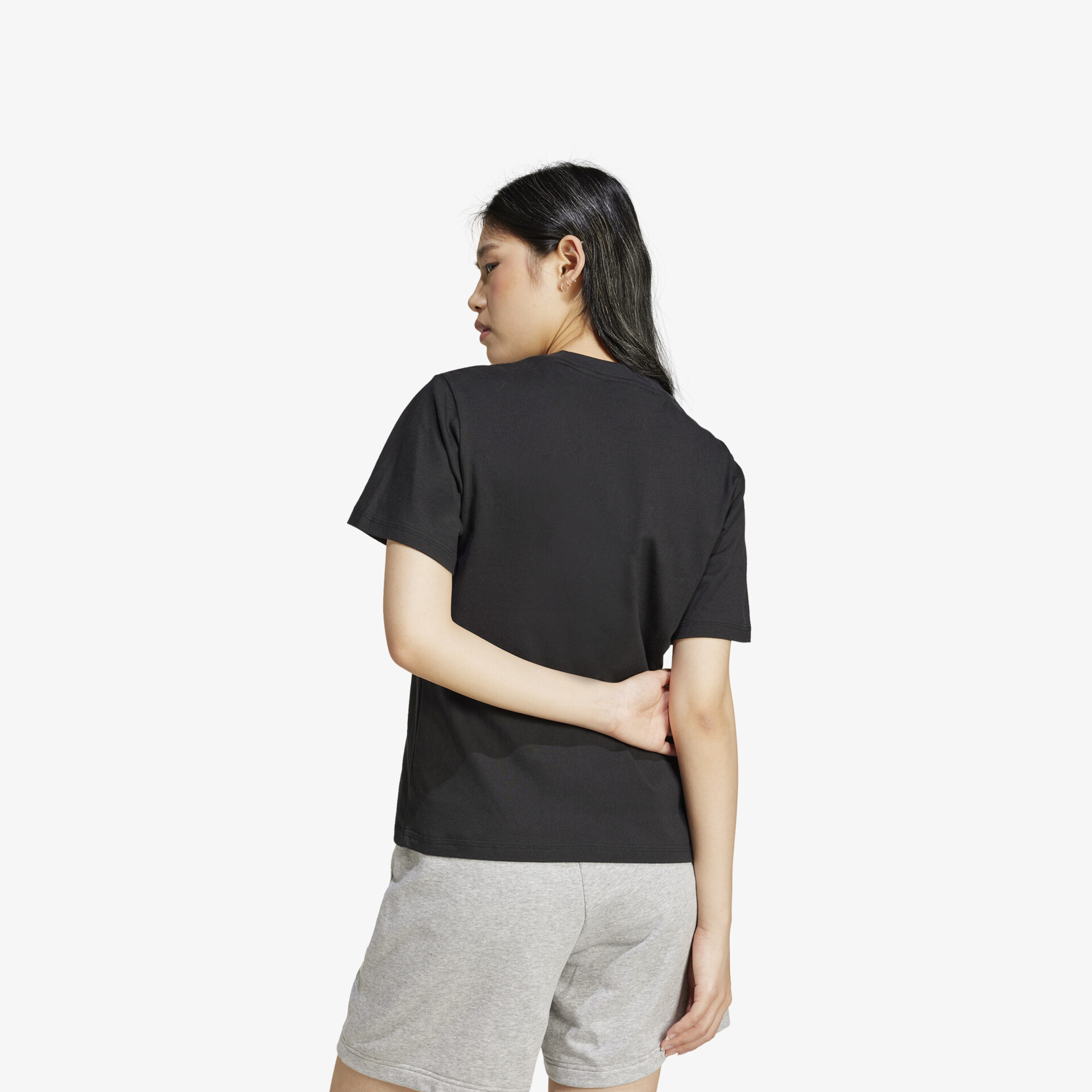 Schwarzes Shirt mit kurzem Ärmel und bequemer Passform in Rückansicht getragen, schlichtes Design für vielseitigen Einsatz