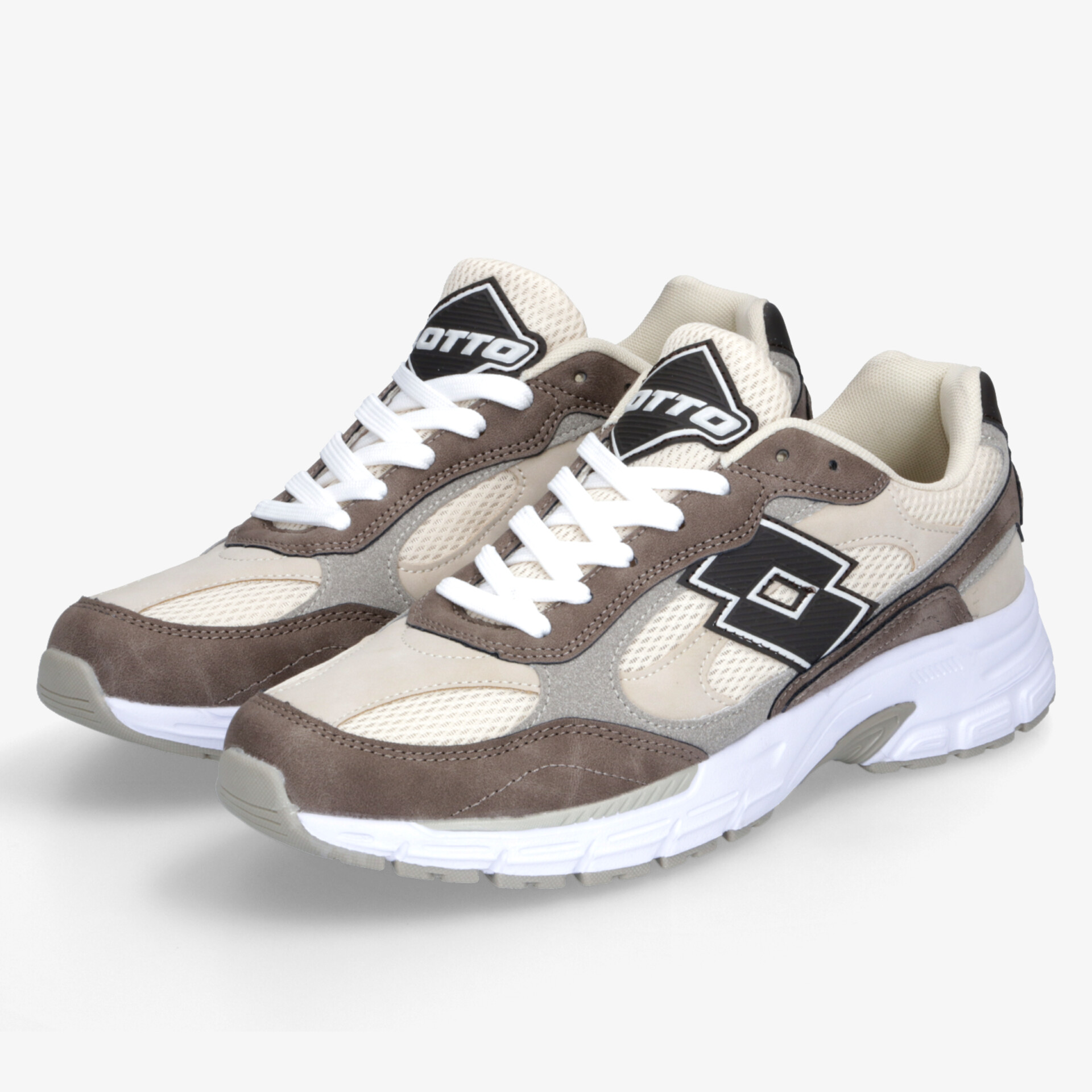 Beige-braune Sportschuhe als Paar mit robustem Design und gedämpfter Sohle für hohen Tragekomfort