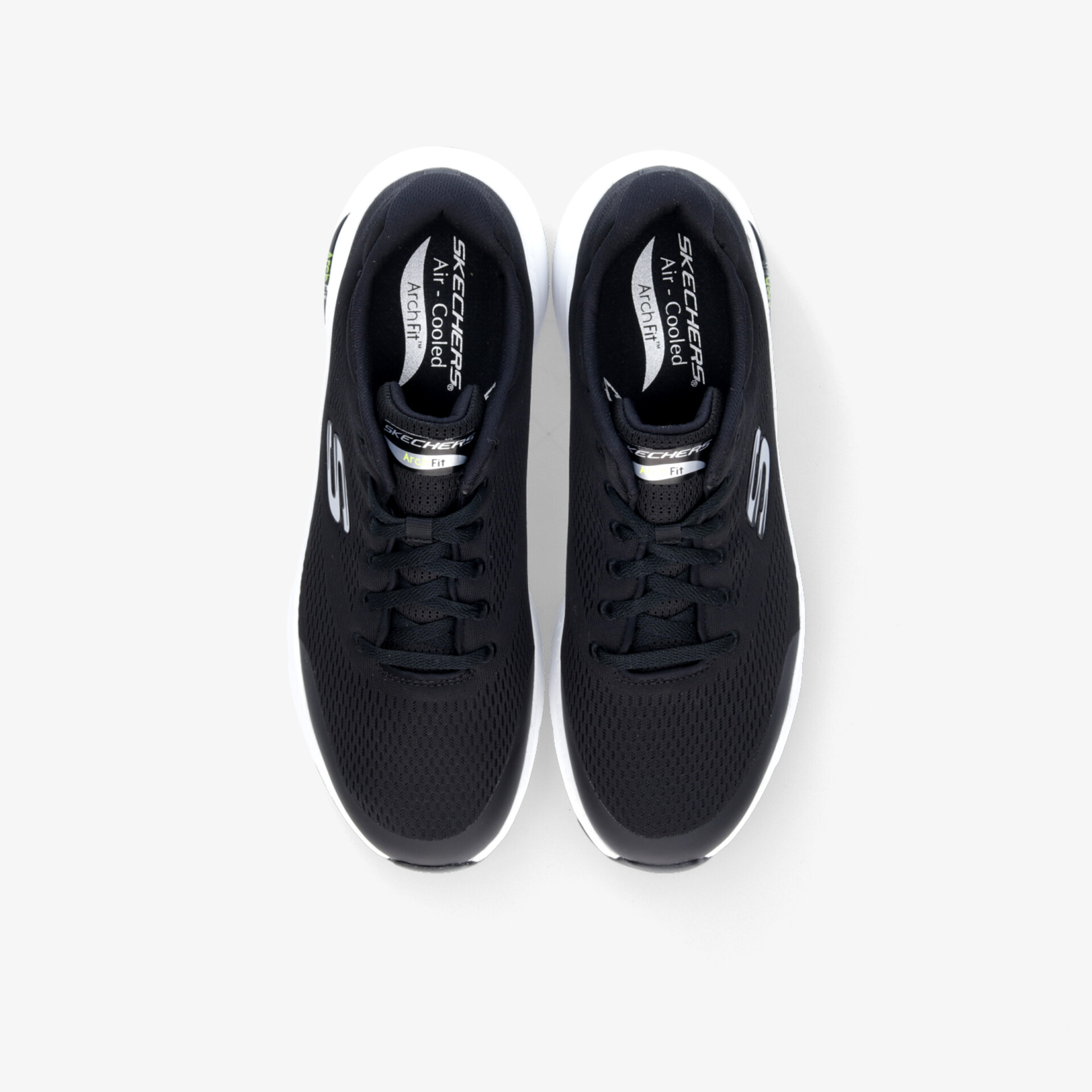 Schwarze Sneaker in stilvollem Design. Komfortable und atmungsaktive Obermaterialien für den Alltag. Leichte Bauweise.