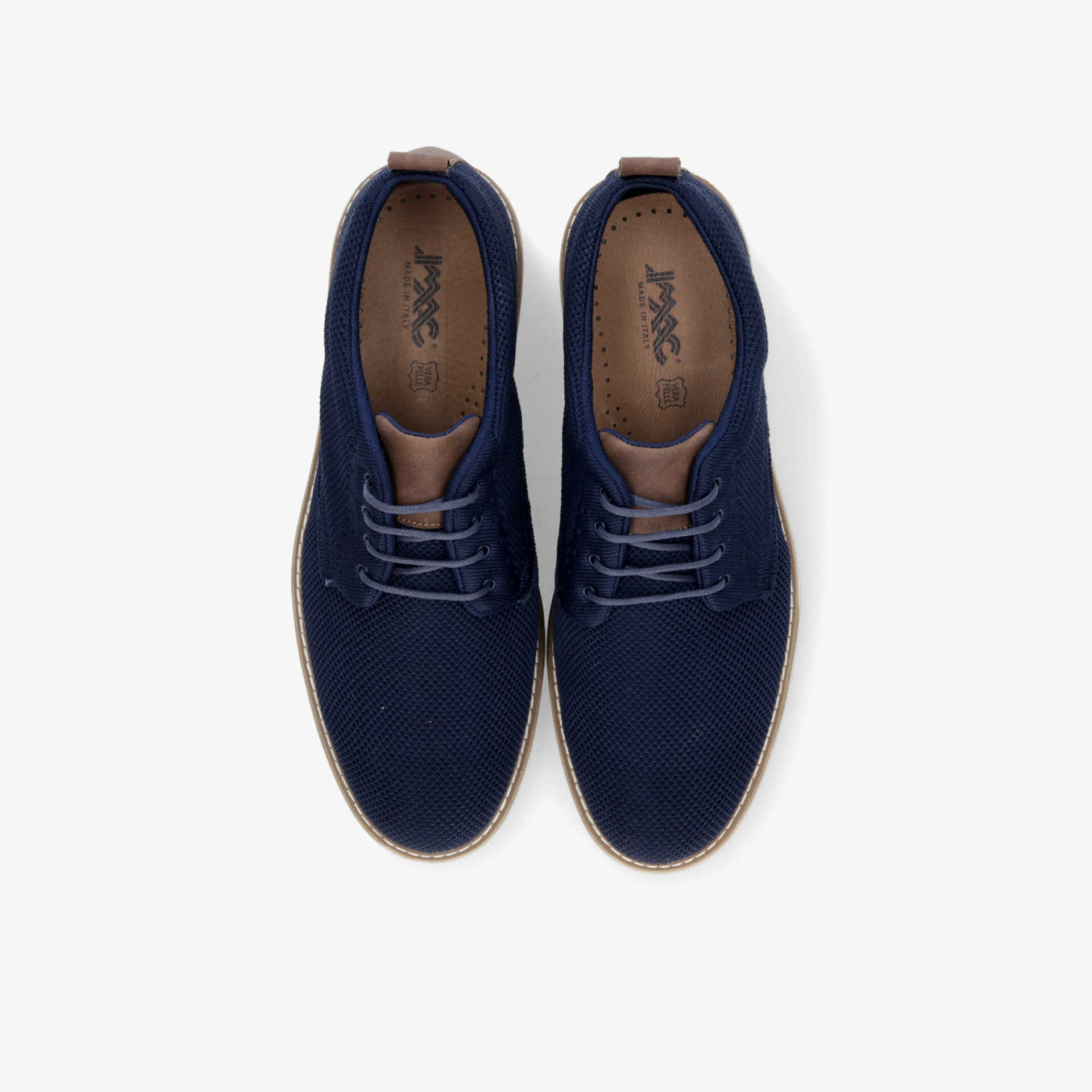 Elegantes Paar blaue Schuhe mit Schnürsenkeln, komfortabel und robust, von oben fotografiert