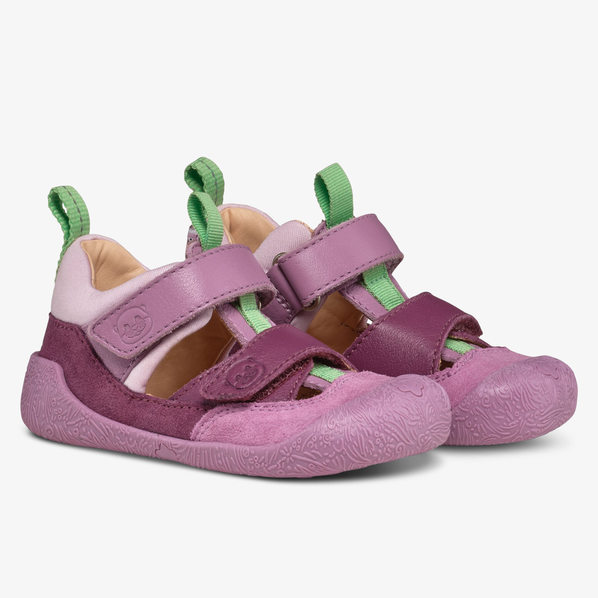 Bequeme und flexible Kinderschuhe in Lila mit verstellbaren Klettverschlüssen und rutschfester Sohle