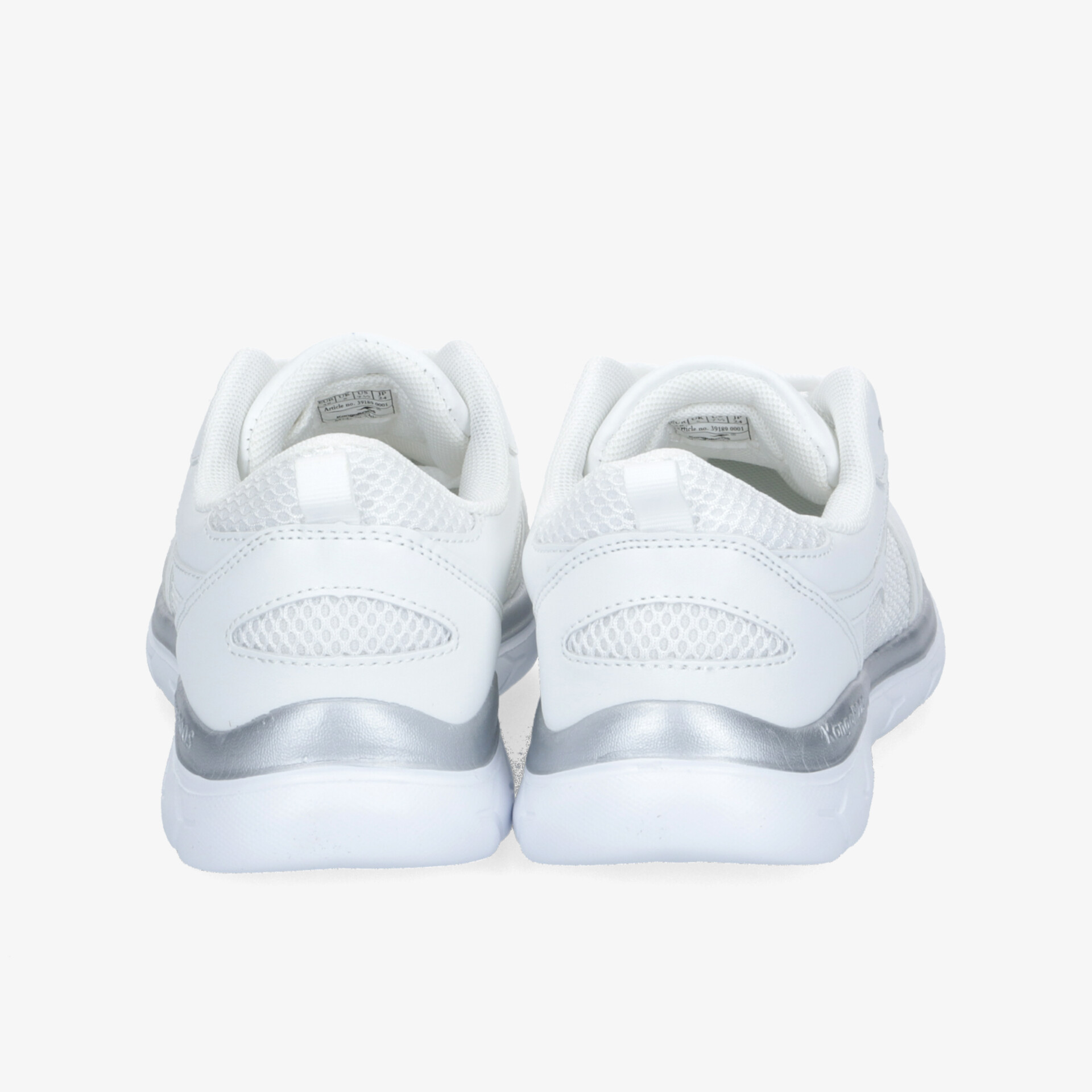 Moderner weißer Sneaker mit atmungsaktivem Mesh und rutschfester, gepolsterter Sohle für maximalen Komfort.