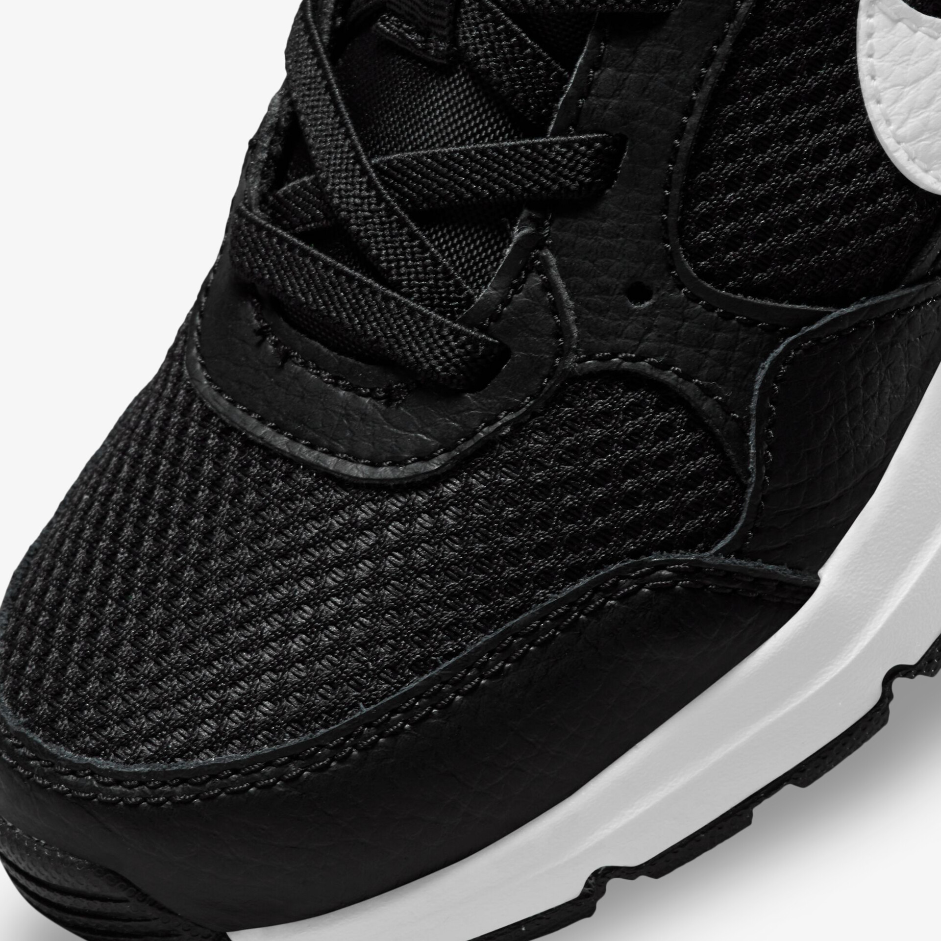 Moderner schwarzer Sportschuh mit atmungsaktivem Mesh und strapazierfähiger Sohle für optimalen Komfort.