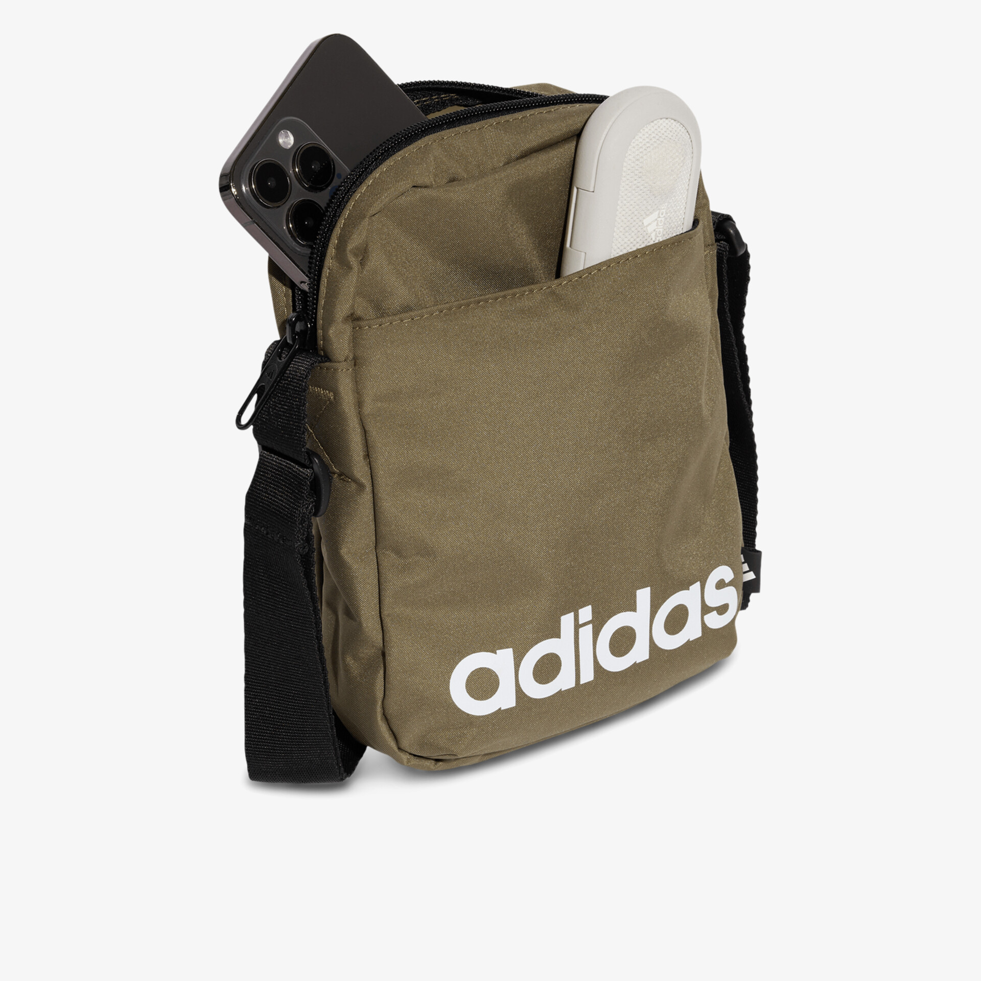 Kompakte Umhängetasche aus robustem Material mit großem adidas Logo und praktischen Fächern für Alltag und Freizeit