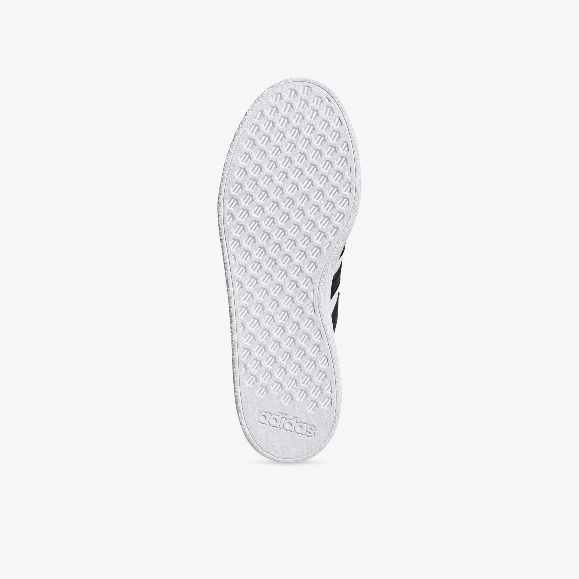 Sportschuh mit strapazierfähiger, rutschfester Sohle für optimalen Halt, ideal für sportliche Aktivitäten.