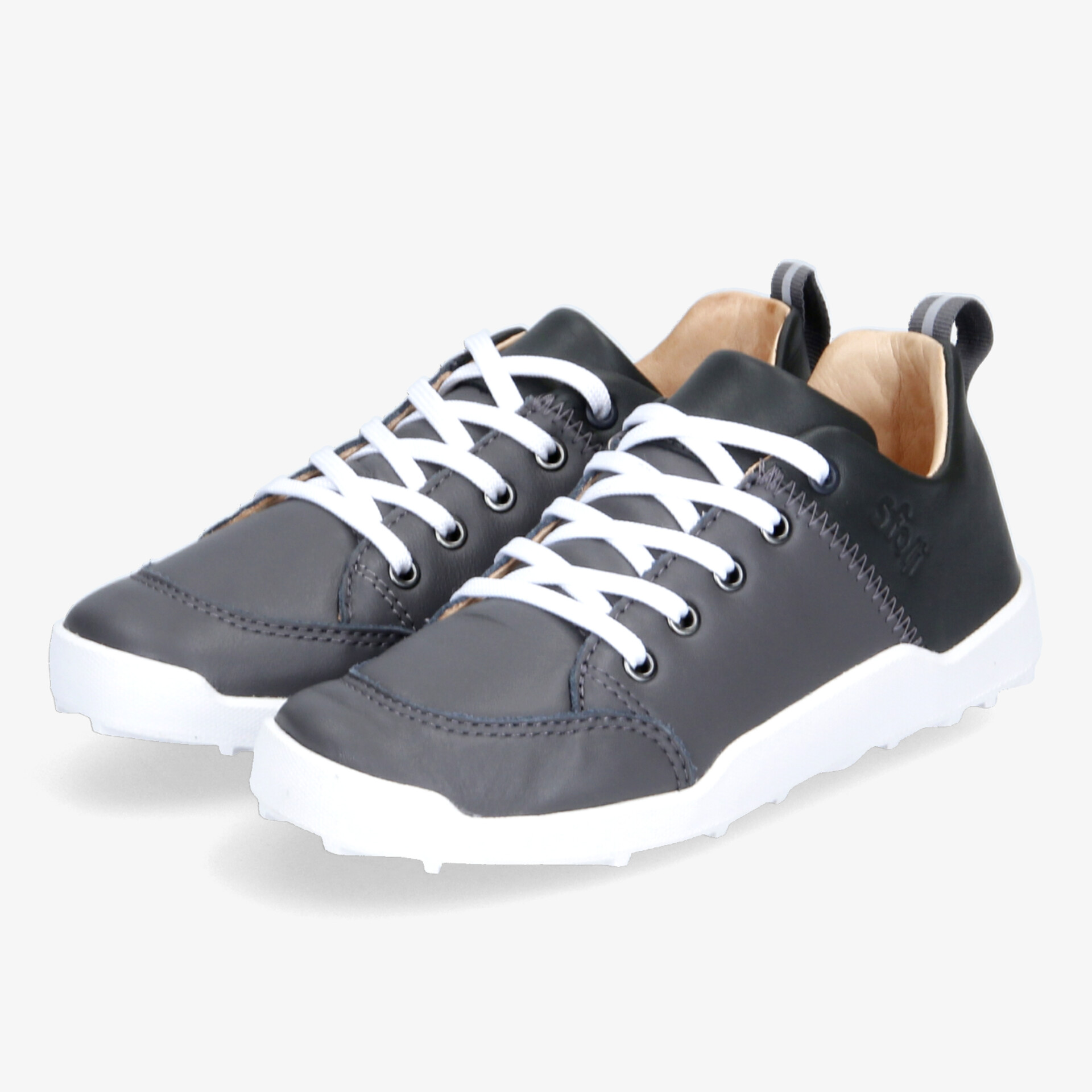Moderne graue Sneaker mit weißen Schnürsenkeln, ideal für täglichen Komfort und sportlichen Stil.