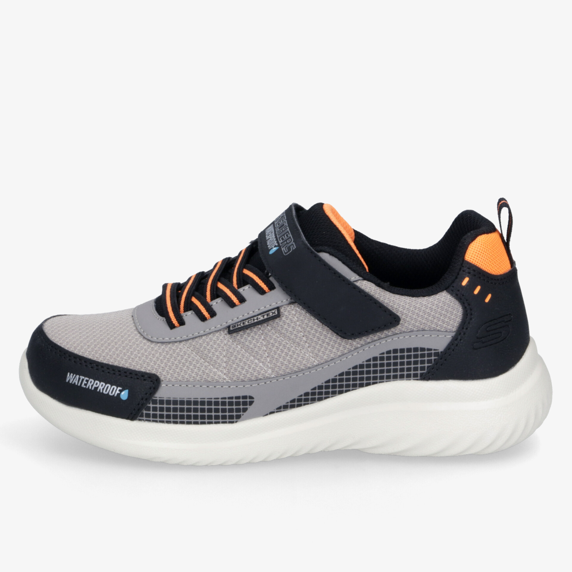 Sportlicher freizeitschuh mit atmungsaktivem Material, bequemer Passform und rutschfester Sohle in grauer und schwarzer Farbe mit orange Akzenten