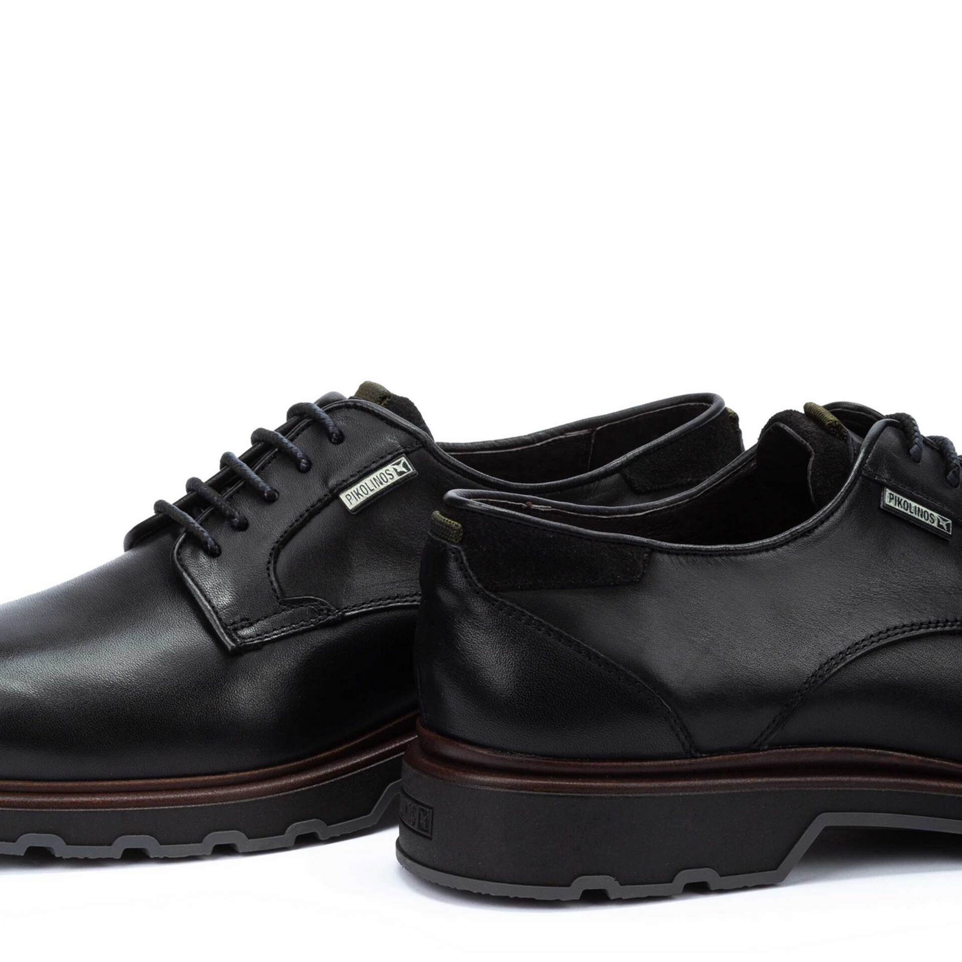 Elegante schwarze Lederschuhe mit robuster Sohle und stilvollem Design für formelle Anlässe.