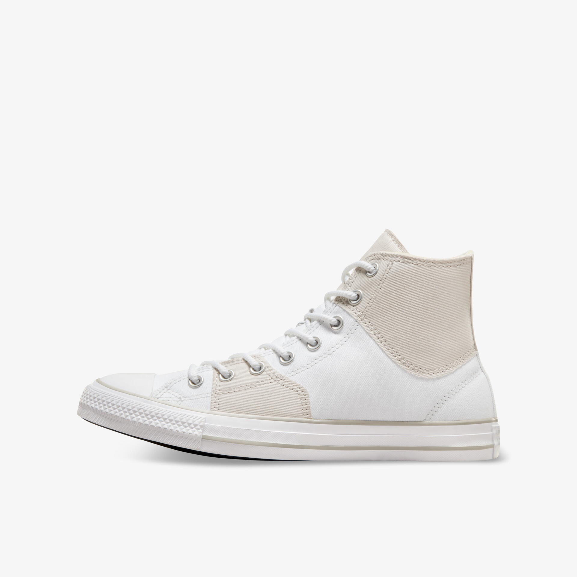 Weißer hoher Sneaker in seitlicher Ansicht mit robuster Sohle und komfortabler Passform für sportlichen Alltag