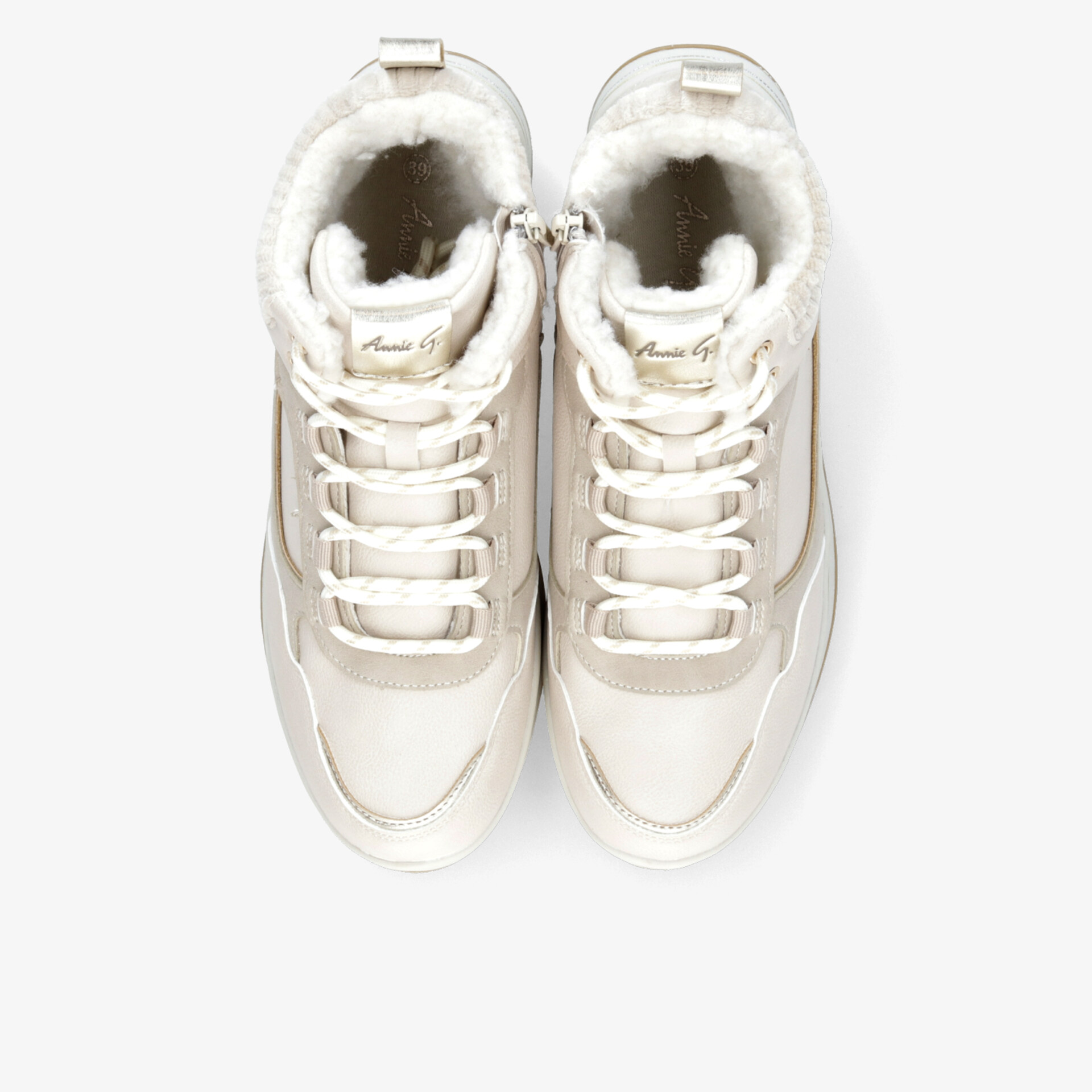 Weiße Sneaker mit klassischer Schnürung und gepolsterter Innensohle, bequem und sportlich, gesehen von oben